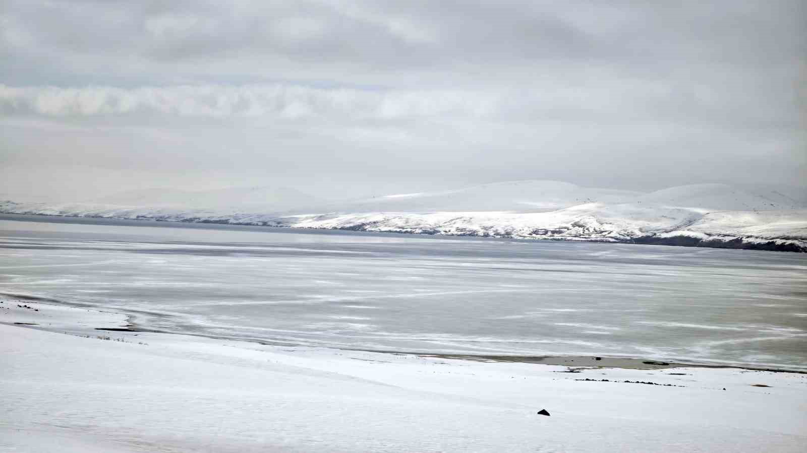Nazik Gölü’nde buzların çözülmesi bu yıl gecikti
