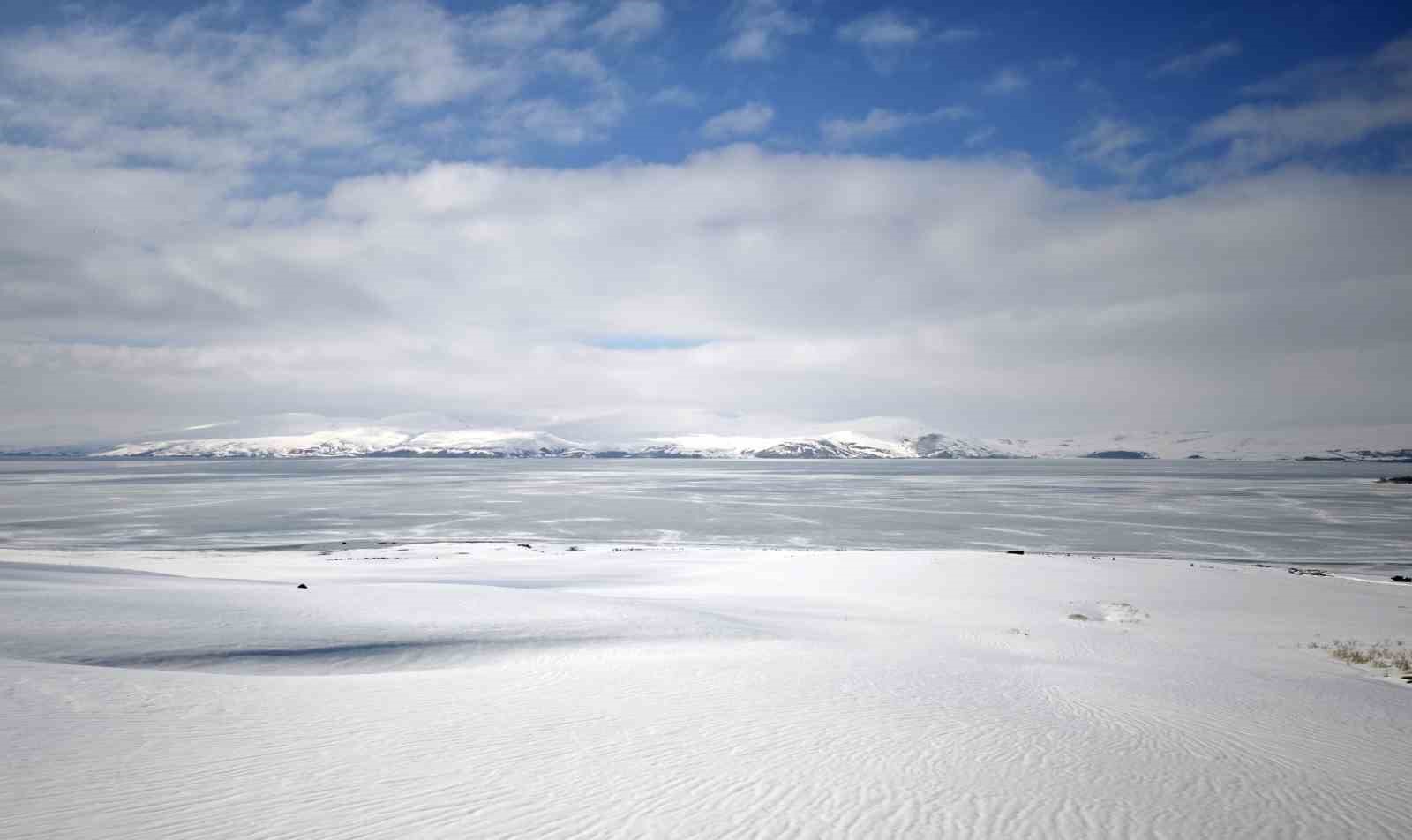 Nazik Gölü’nde buzların çözülmesi bu yıl gecikti
