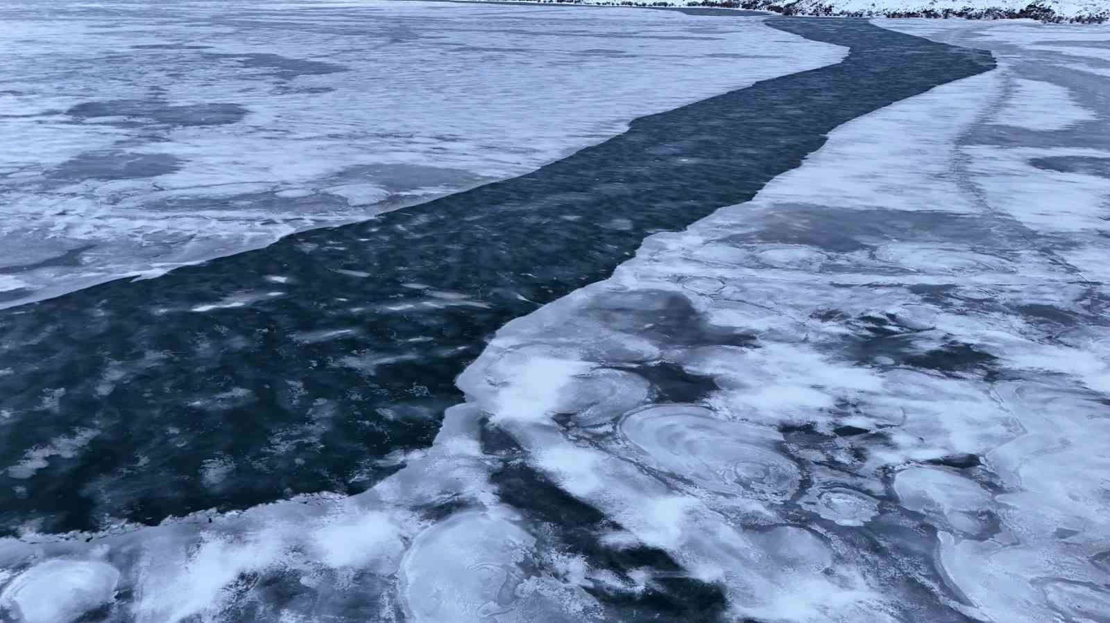 Nazik Gölü’nün donan yüzeyi görsel şölen sunuyor
