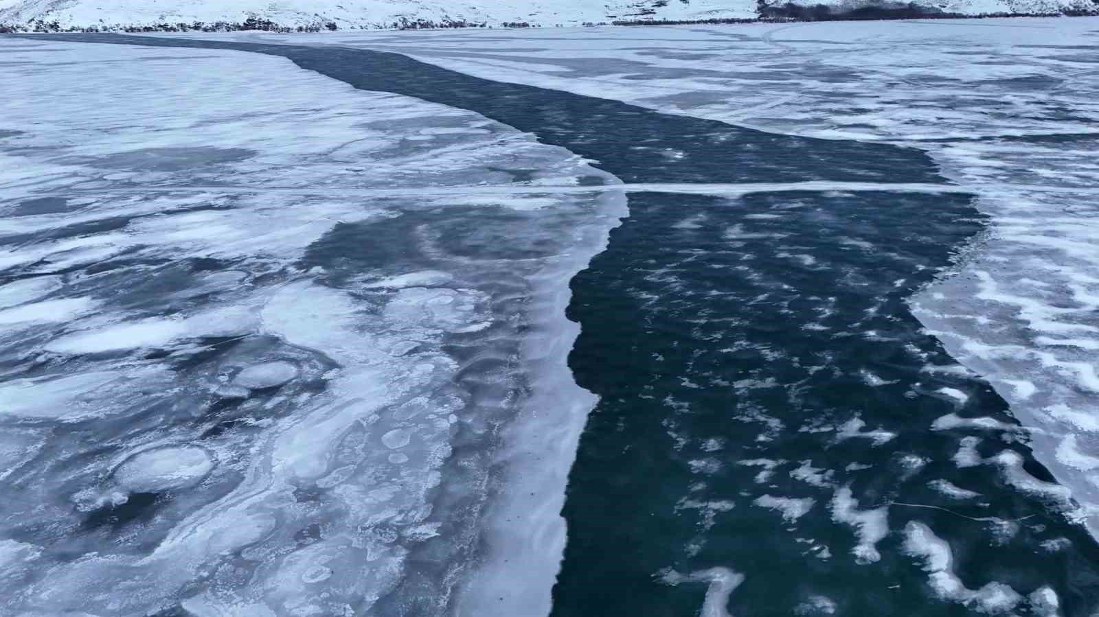 Nazik Gölü’nün donan yüzeyi görsel şölen sunuyor
