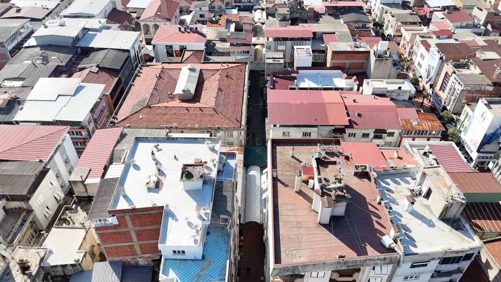 Nazilli Ayakkabıcılar Sokağı’nda çatı yenileme çalışmaları yeniden başladı
