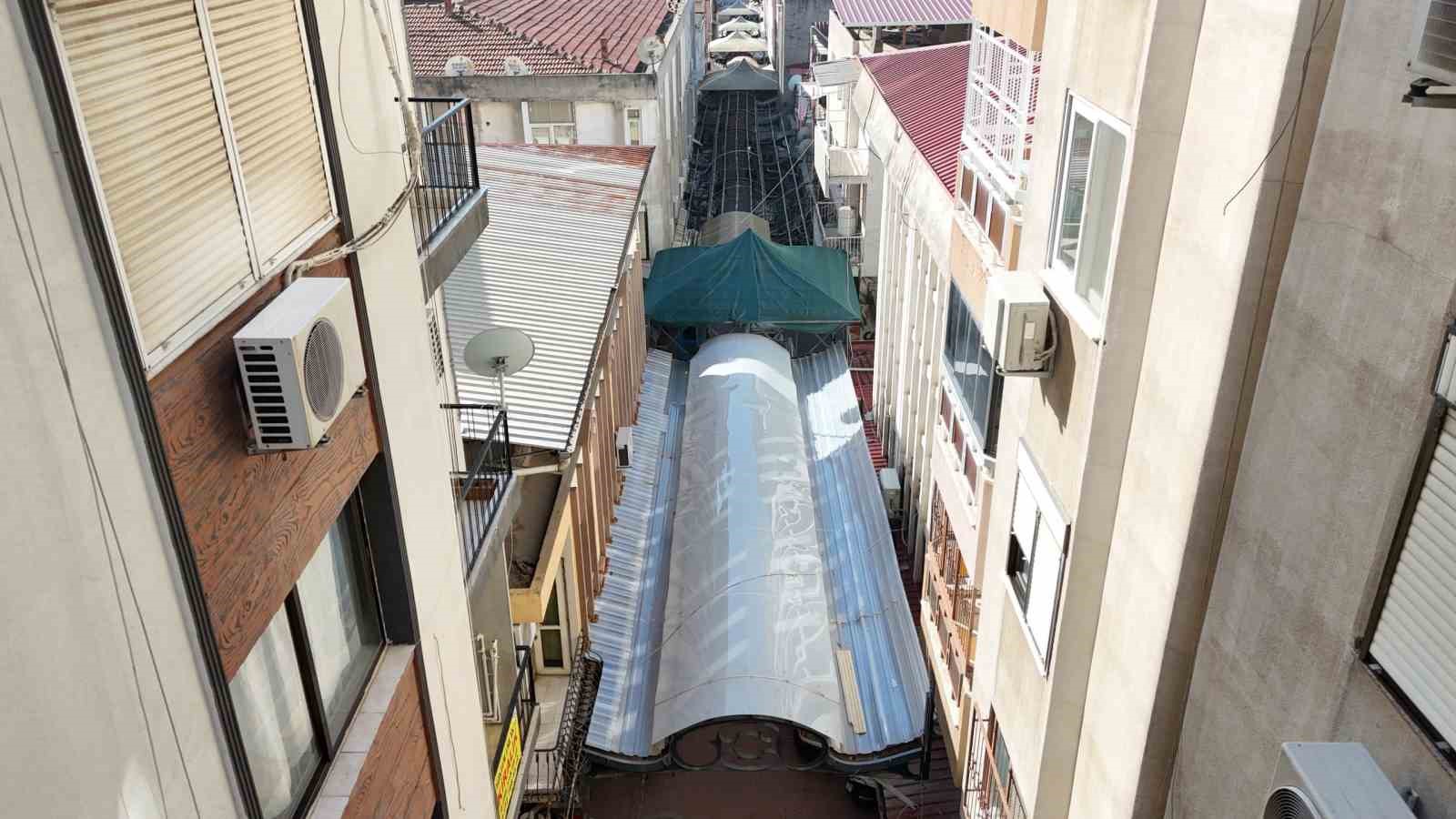 Nazilli Ayakkabıcılar Sokağı’nda çatı yenileme çalışmaları yeniden başladı
