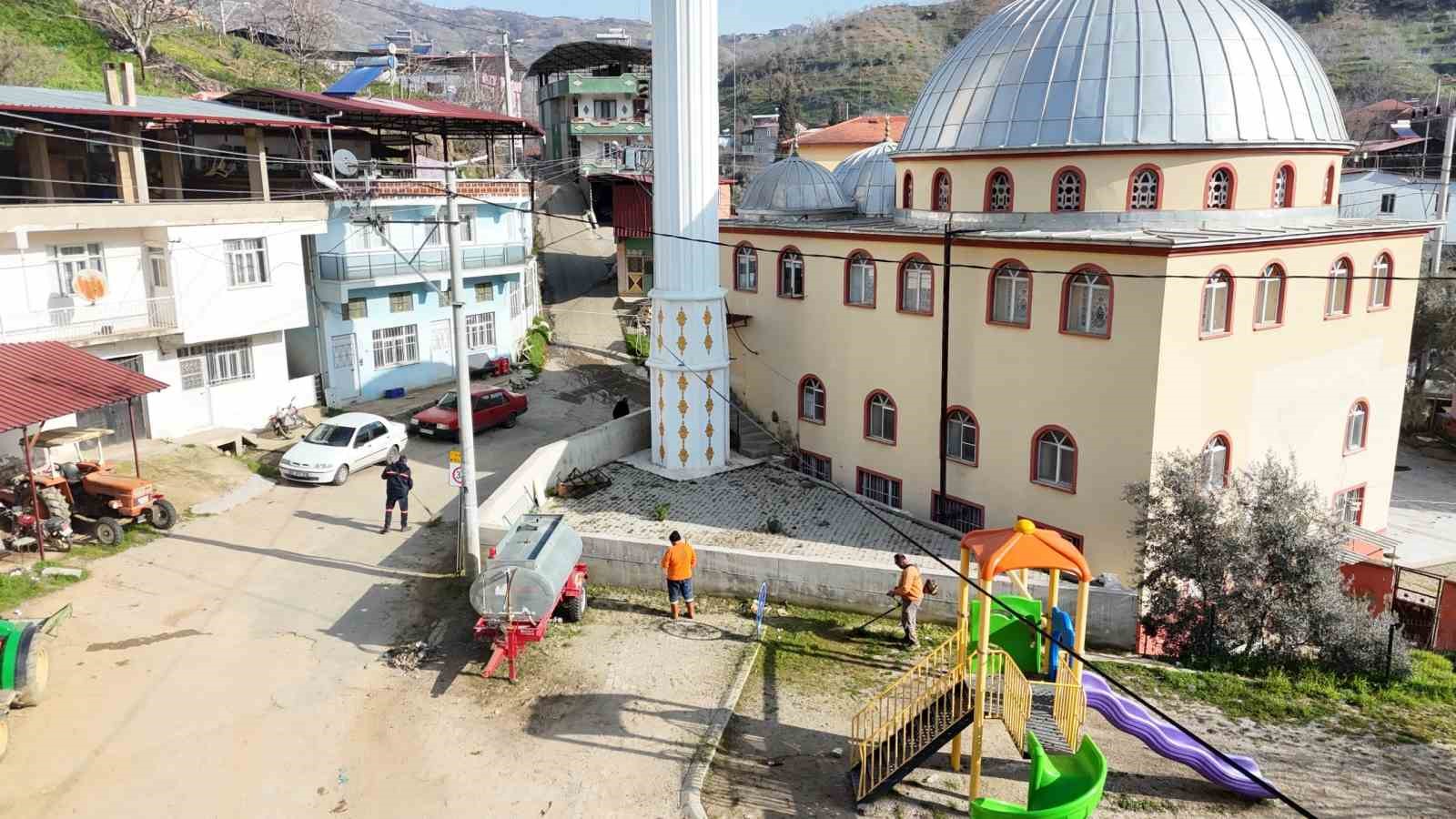 Nazilli Belediyesi’nden 82 mahallede bayram temizliği
Nazilli Belediyesi’nden 82 mahallede bayram temizliği