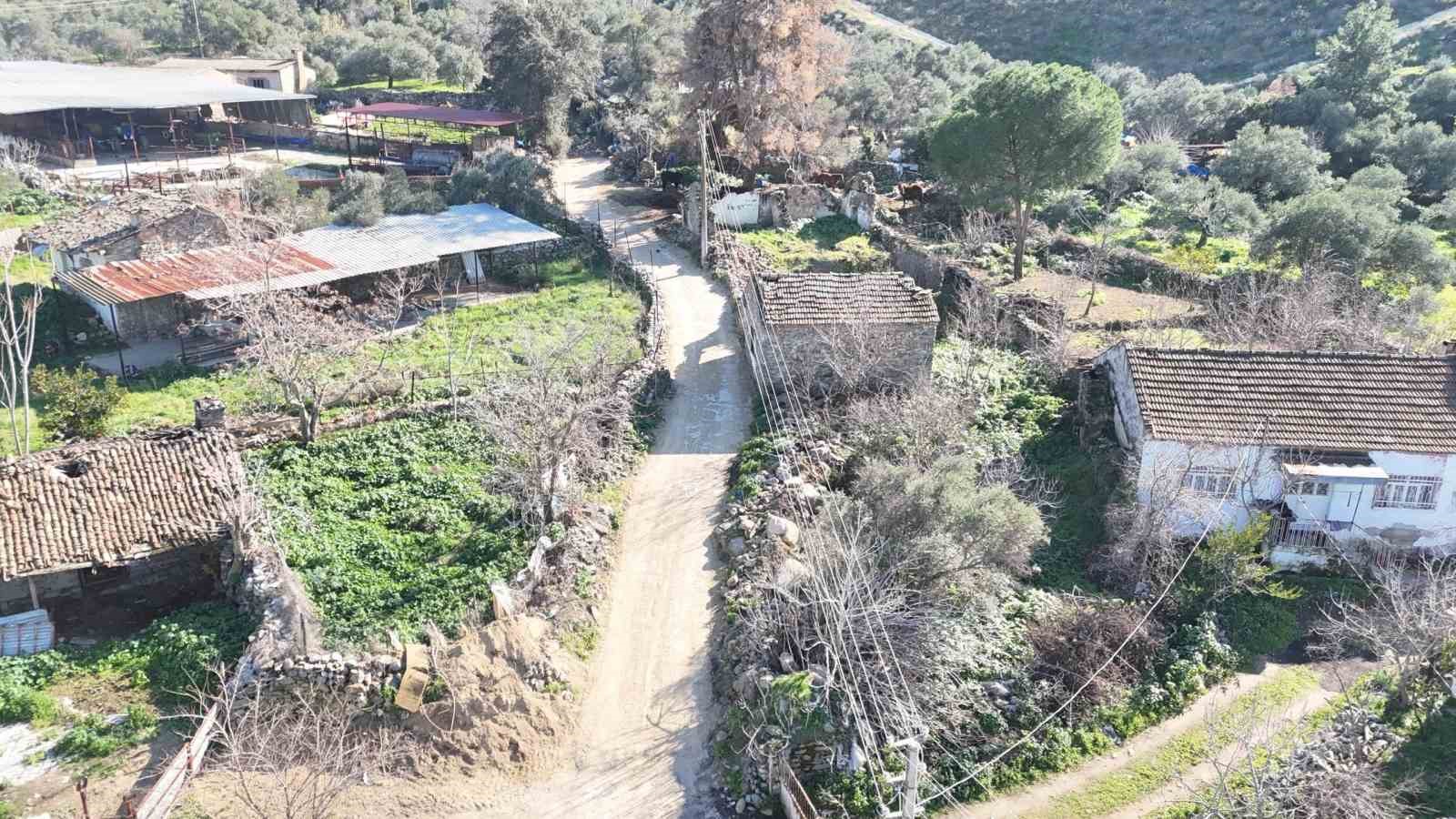 Nazilli Belediyesi’nden Pirlibey’de 4 ayrı yol çalışması
