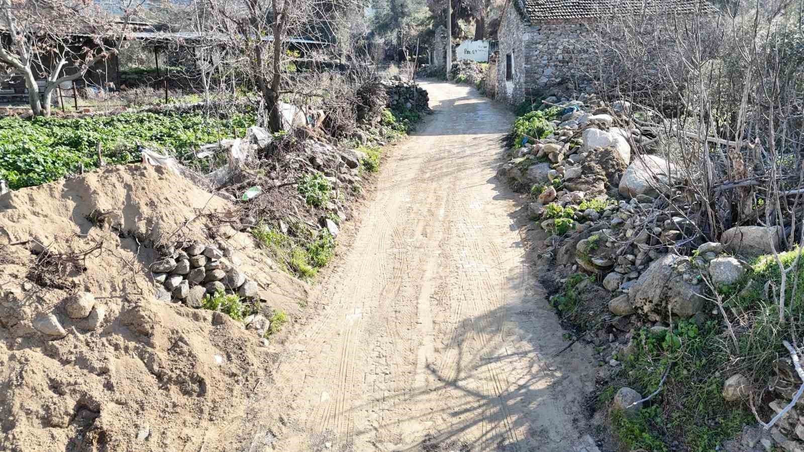 Nazilli Belediyesi’nden Pirlibey’de 4 ayrı yol çalışması
