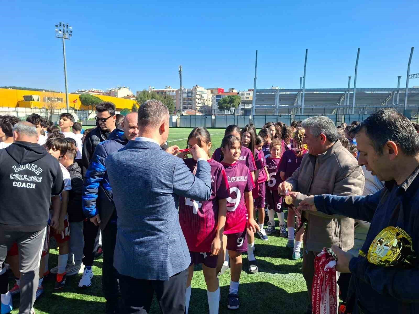 Nazilli Beşeylül Ortaokulu kız futbol takımı il şampiyonu oldu
