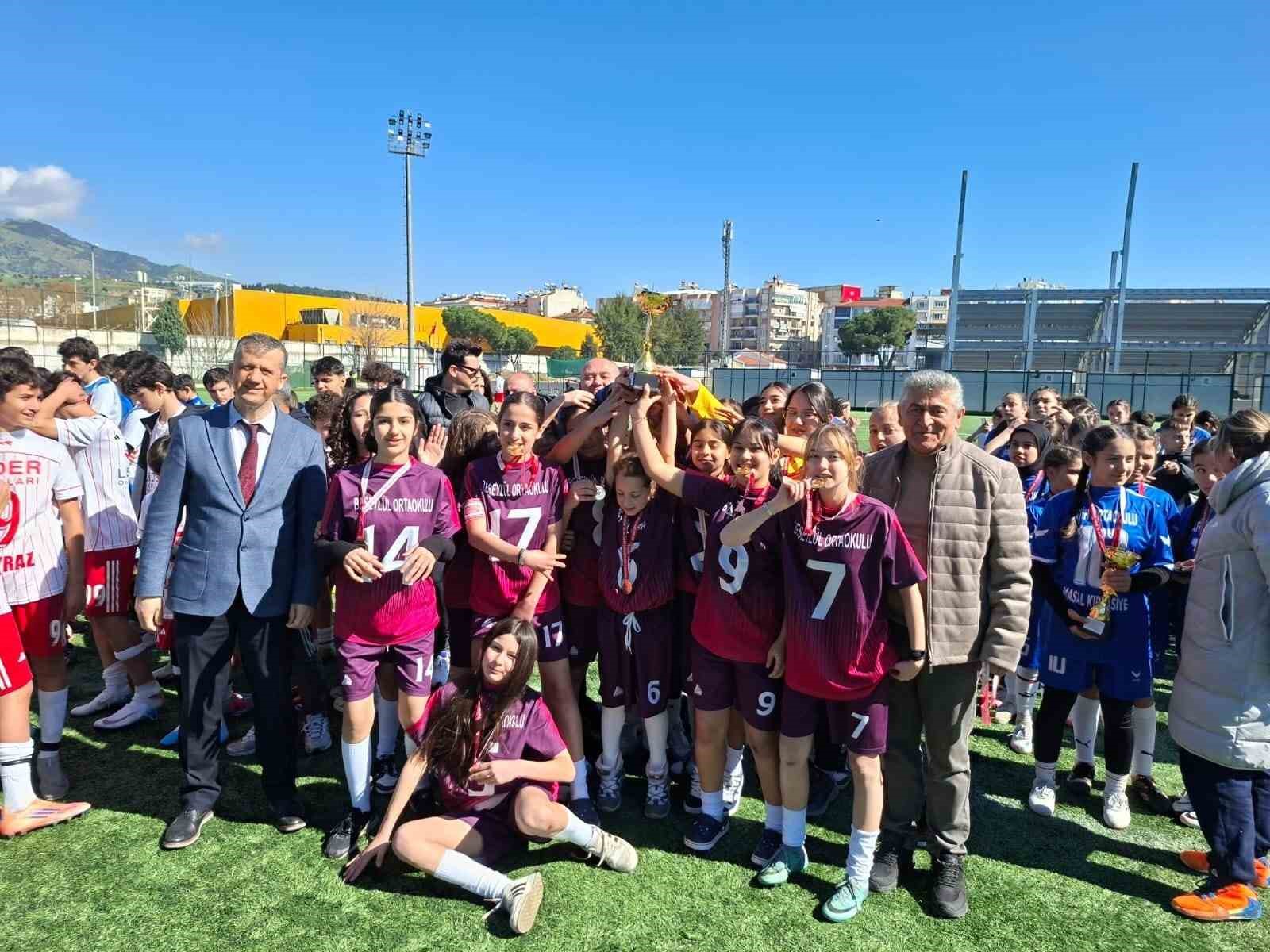 Nazilli Beşeylül Ortaokulu kız futbol takımı il şampiyonu oldu
