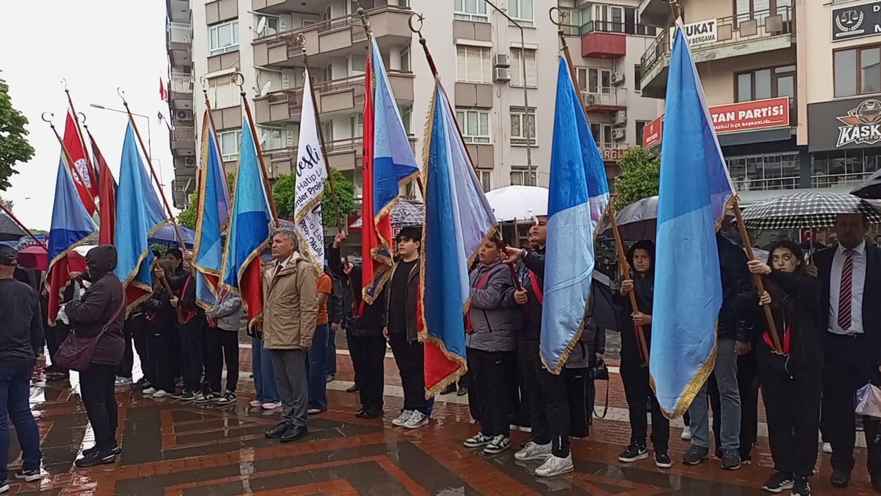 Nazilli’de 23 Nisan yağmur altında kutlandı
