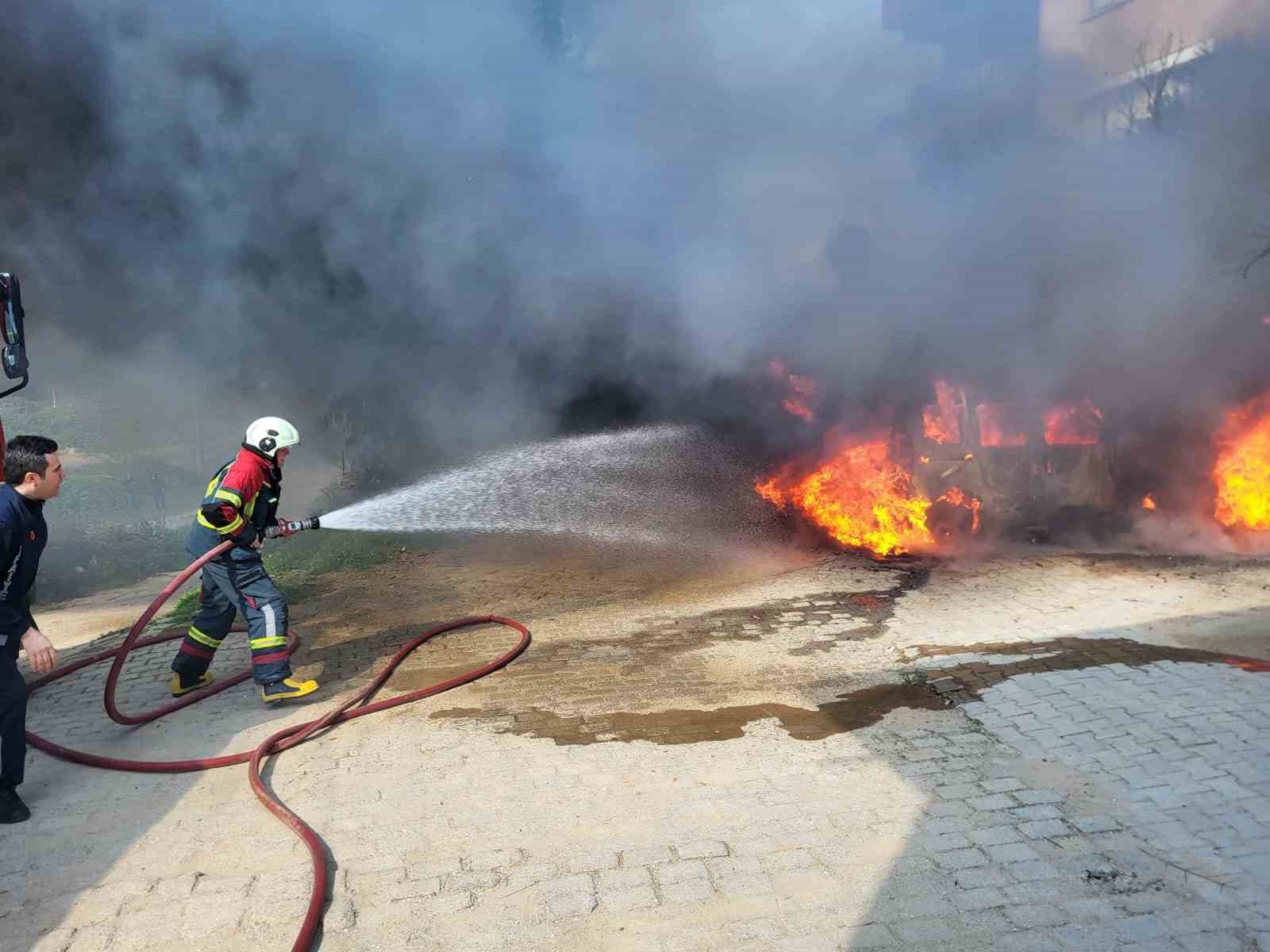 Nazilli’de feci yangın: İki otomobil saniyeler içerisinde kül oldu
