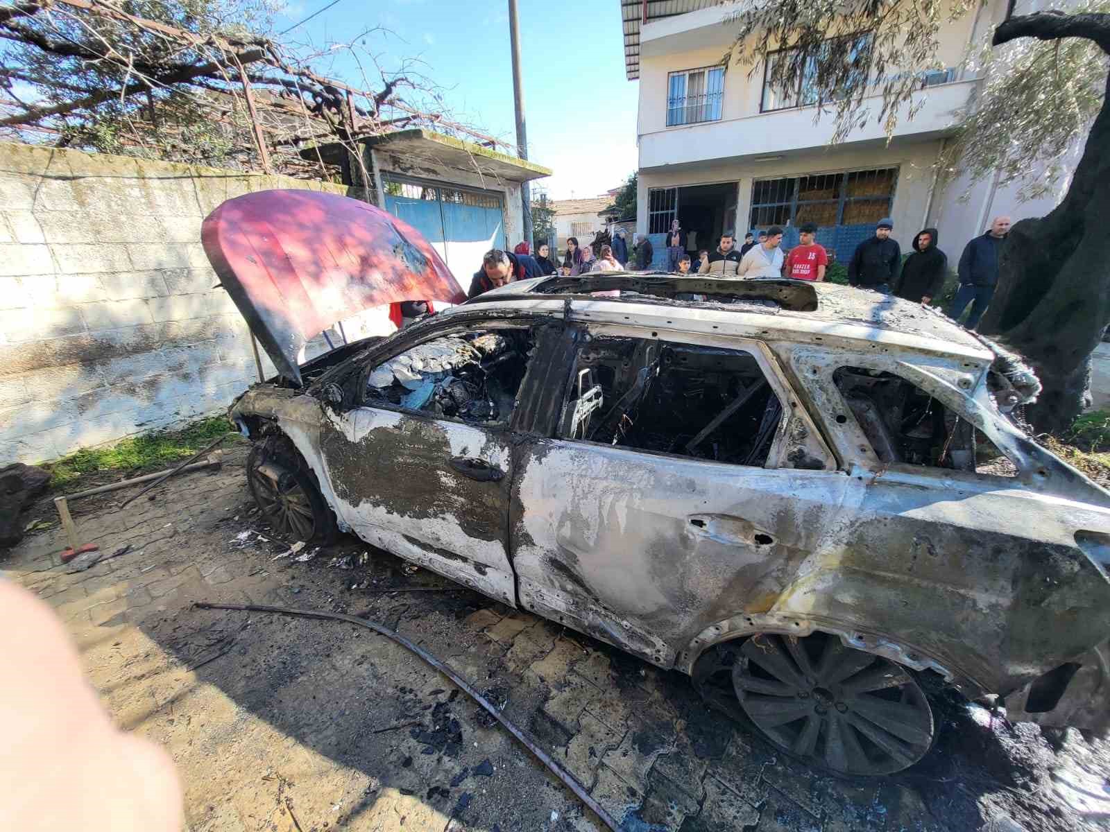 Nazilli’de feci yangın: İki otomobil saniyeler içerisinde kül oldu
