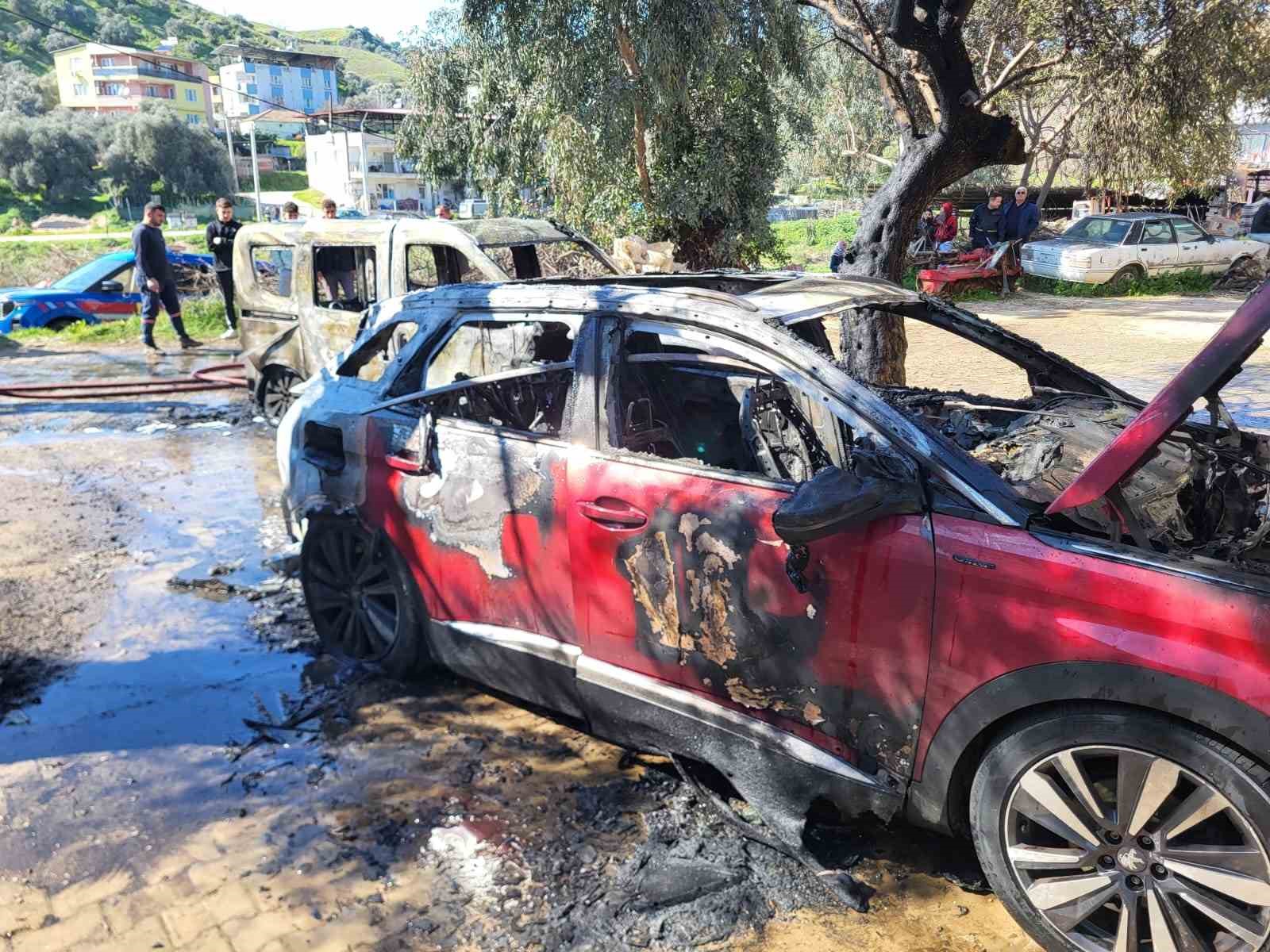 Nazilli’de feci yangın: İki otomobil saniyeler içerisinde kül oldu
