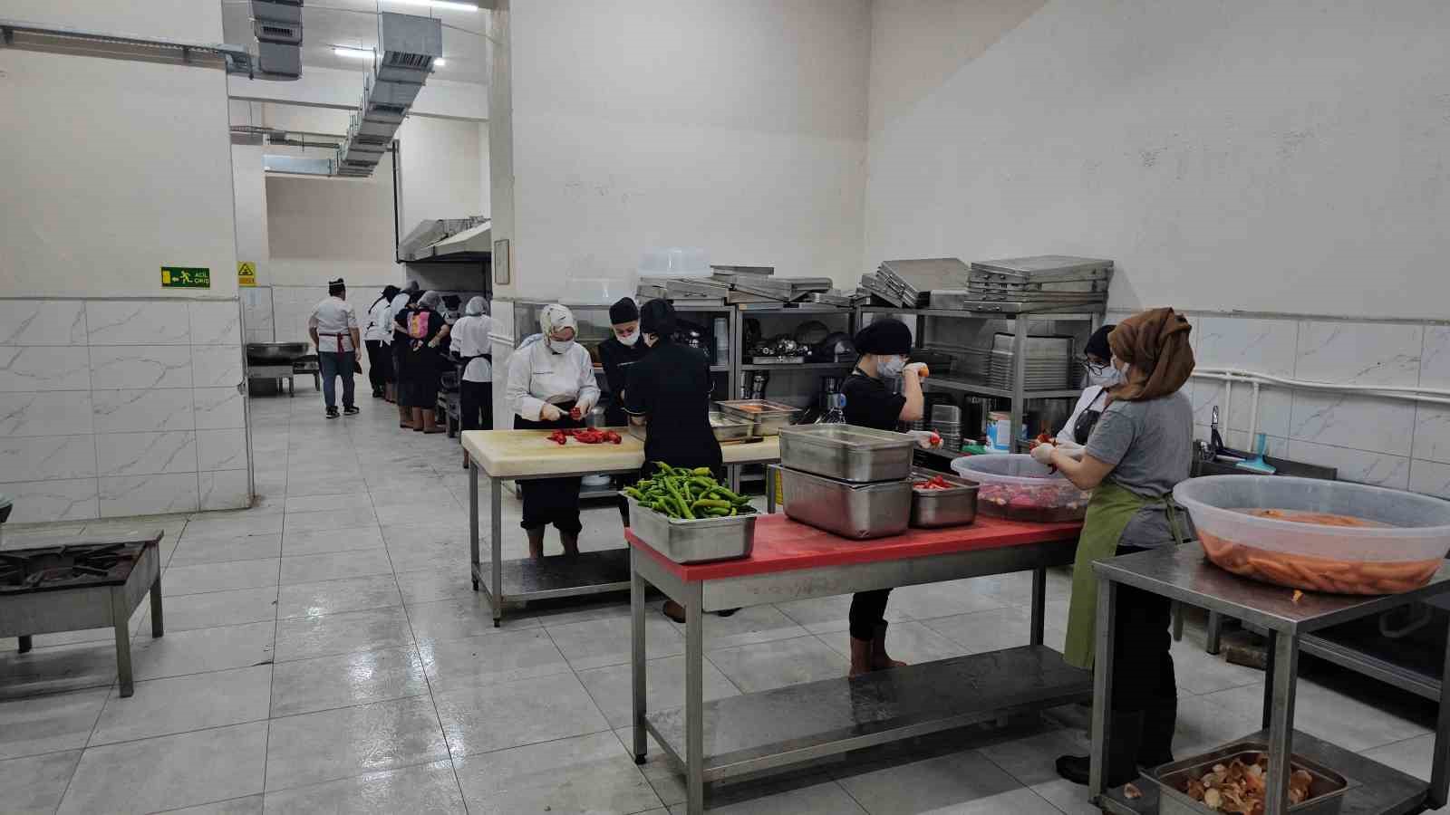 Nazilli’de iftar yemeklerini kız meslek liseliler hazırladı
