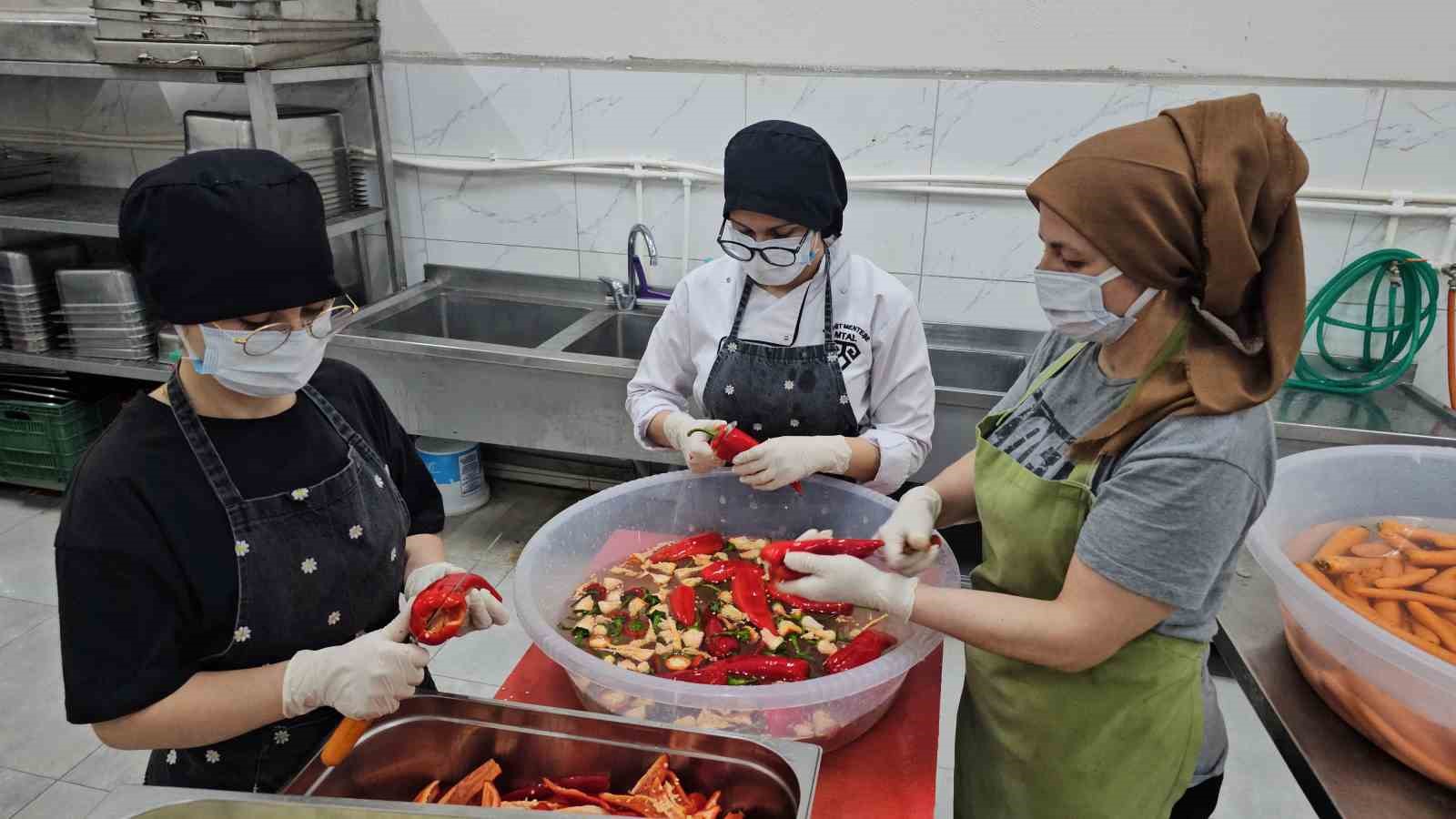 Nazilli’de iftar yemeklerini kız meslek liseliler hazırladı

