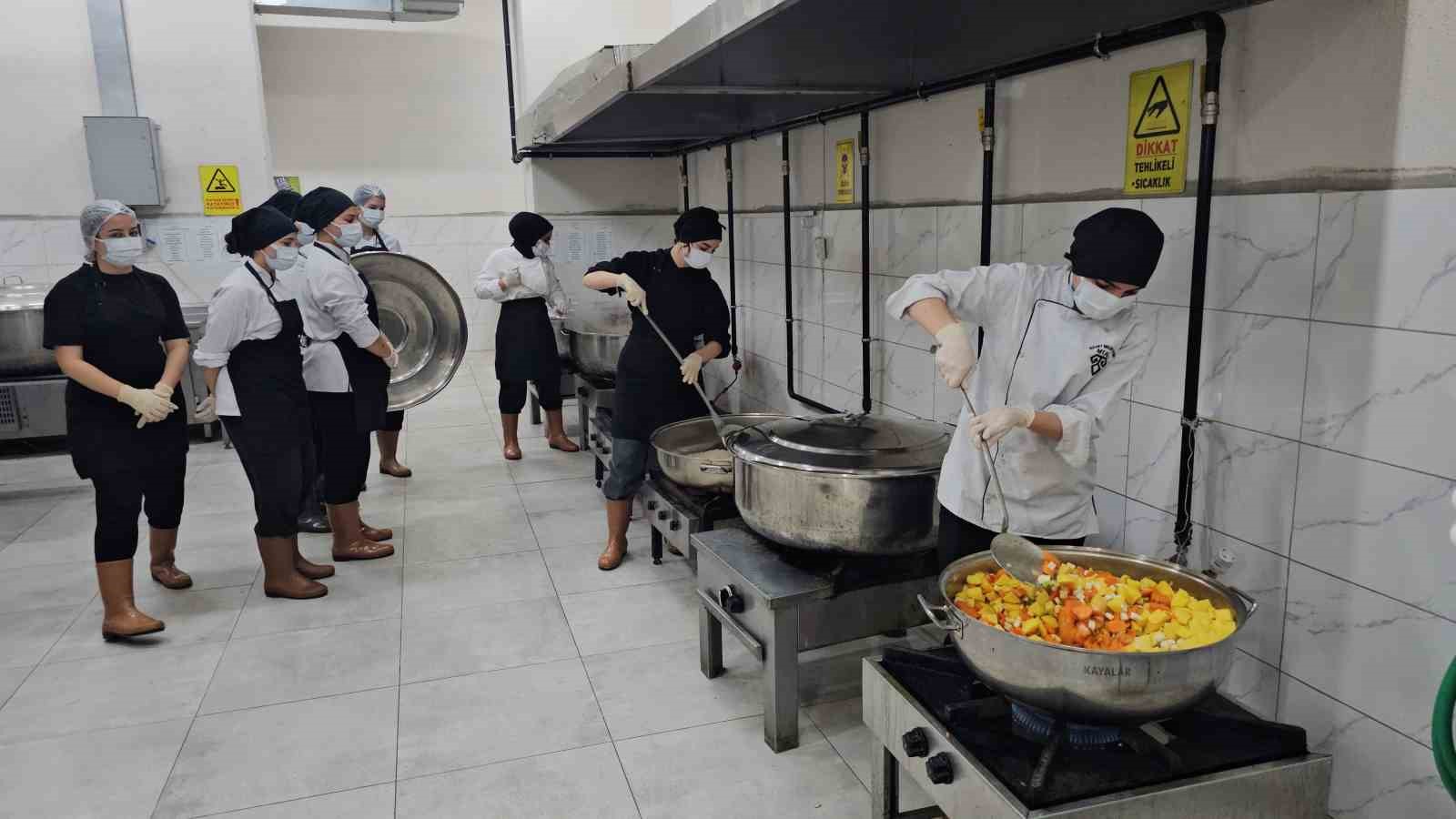 Nazilli’de iftar yemeklerini kız meslek liseliler hazırladı
