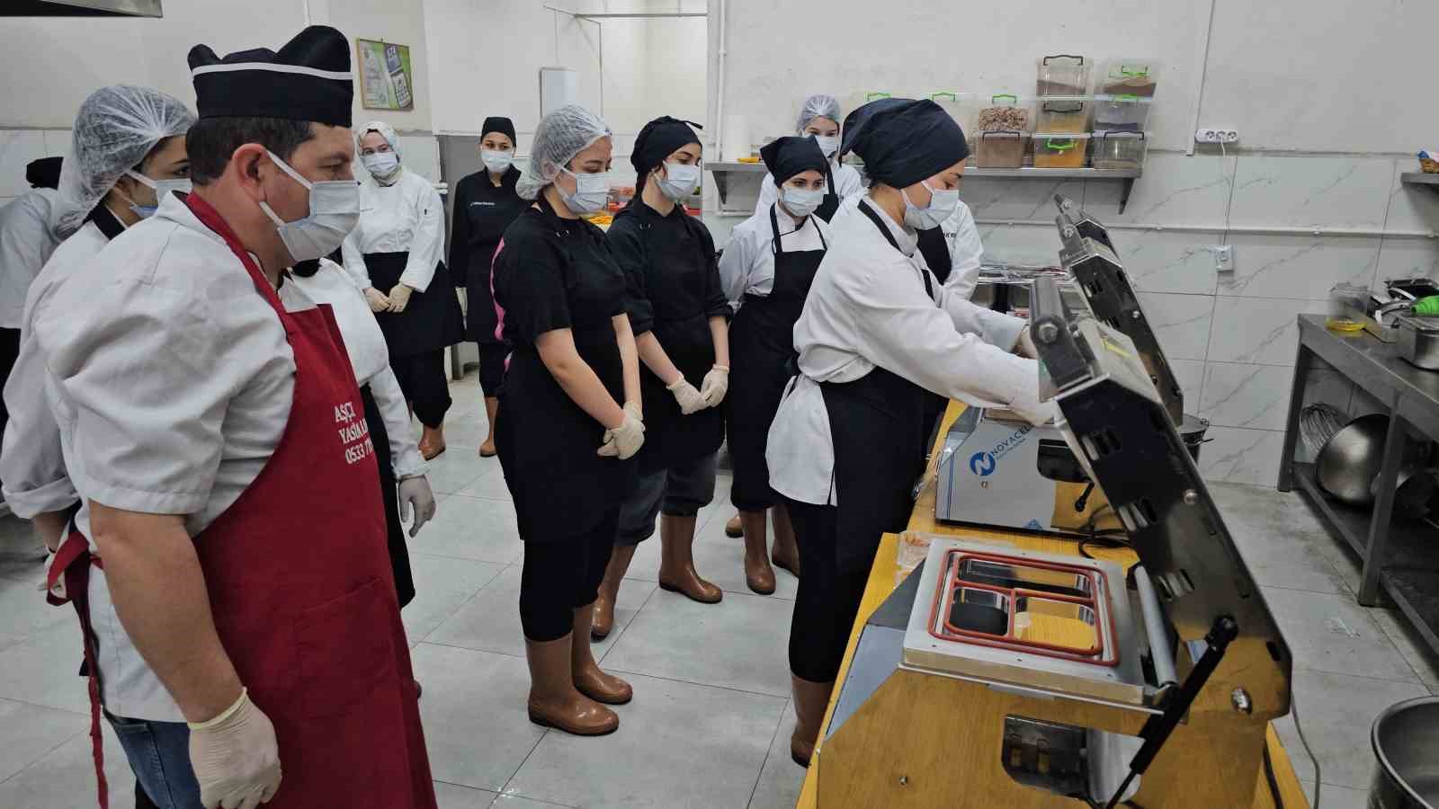 Nazilli’de iftar yemeklerini kız meslek liseliler hazırladı
