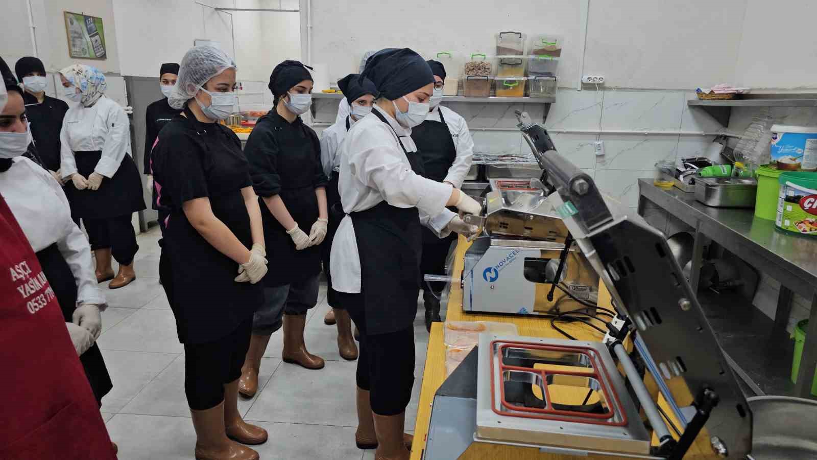 Nazilli’de iftar yemeklerini kız meslek liseliler hazırladı
