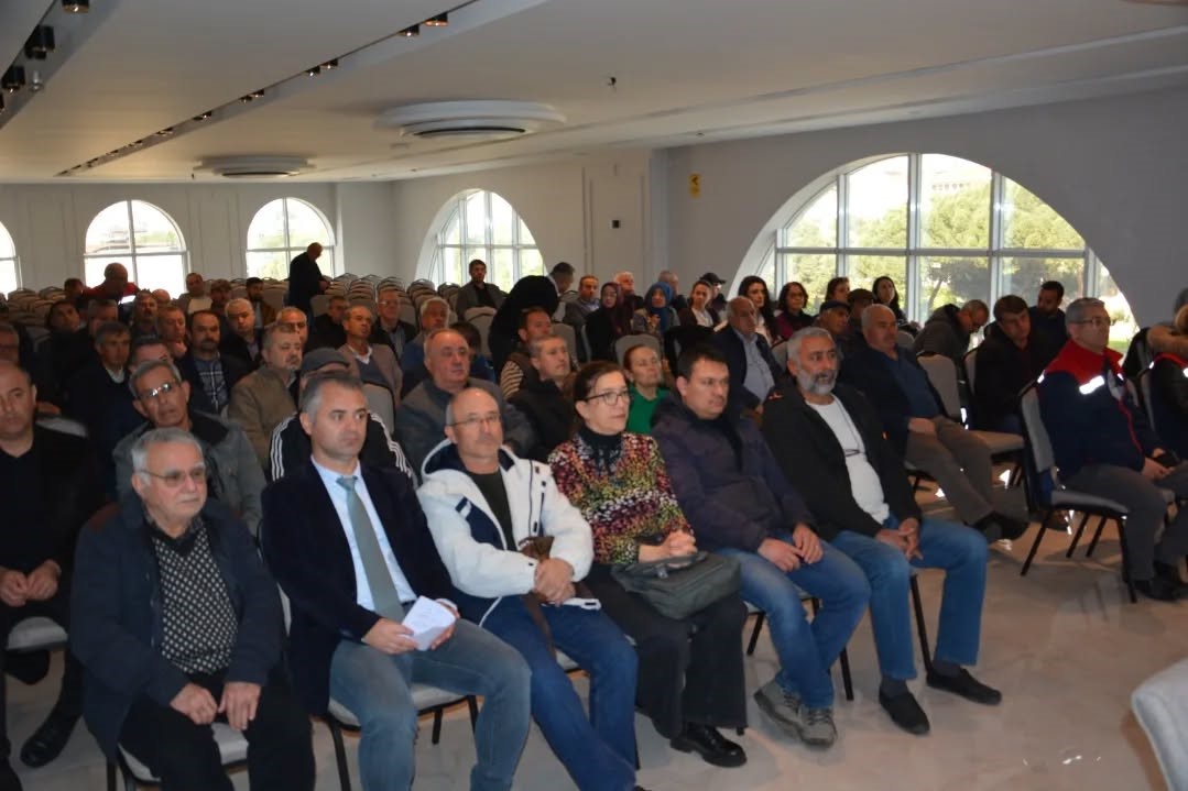 Nazilli’de kaliteli incir için toplantı düzenlendi
Nazilli’de kaliteli incir için toplantı düzenlendi