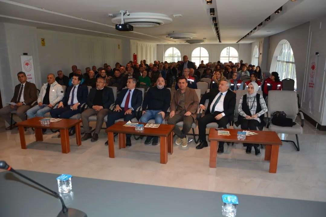 Nazilli’de kaliteli incir için toplantı düzenlendi
Nazilli’de kaliteli incir için toplantı düzenlendi