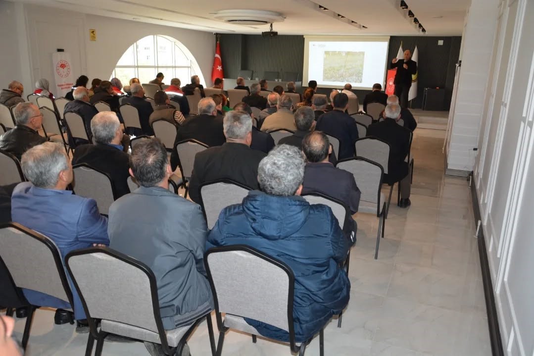 Nazilli’de kaliteli incir için toplantı düzenlendi
Nazilli’de kaliteli incir için toplantı düzenlendi