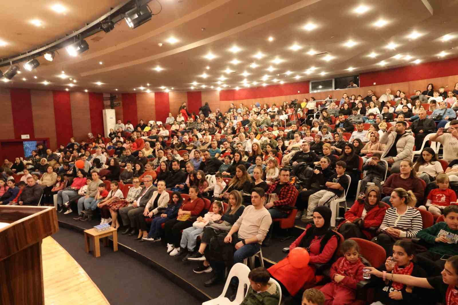 Nazilli’de sahne minik oyuncuların oldu
