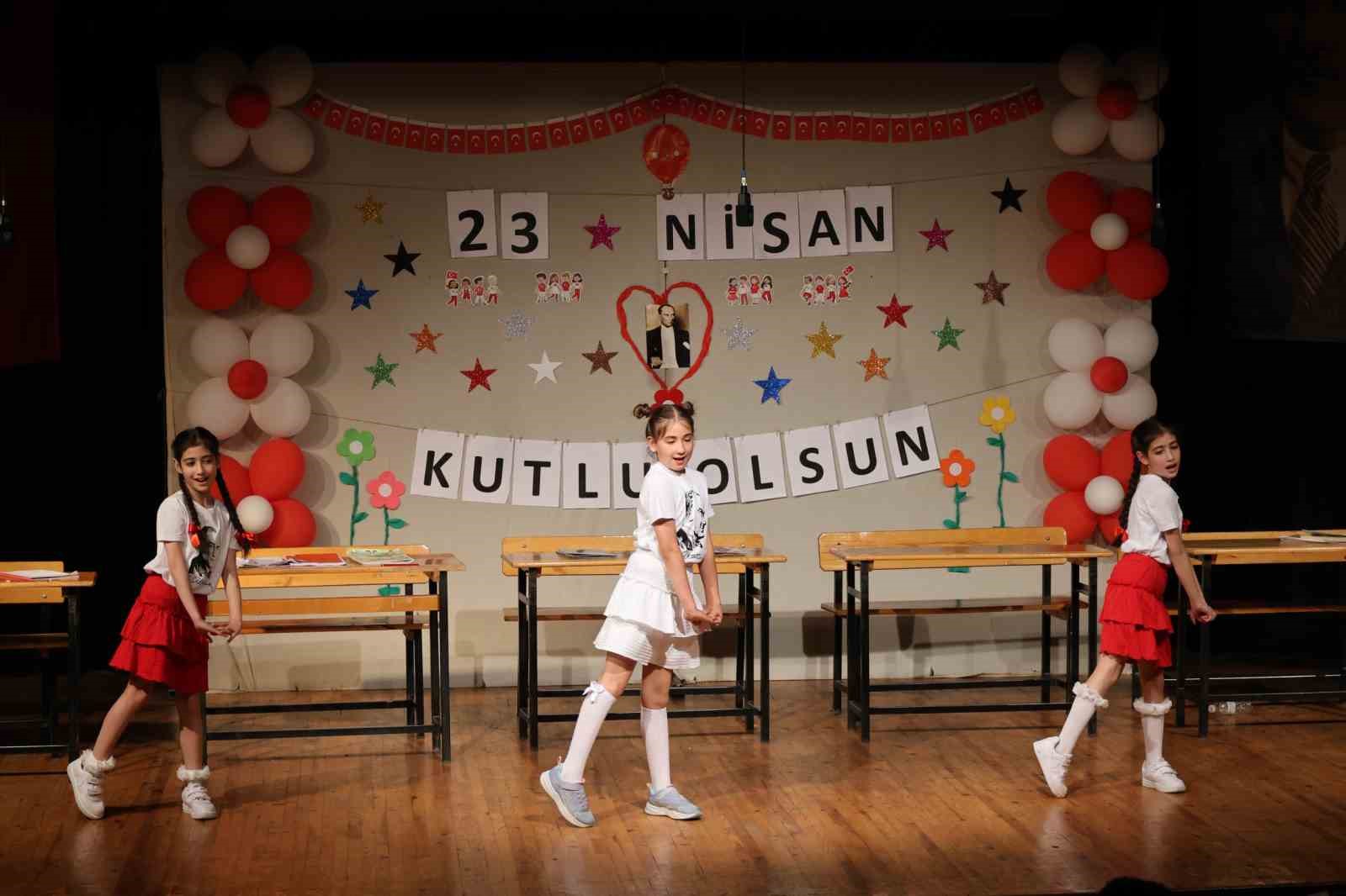 Nazilli’de sahne minik oyuncuların oldu
