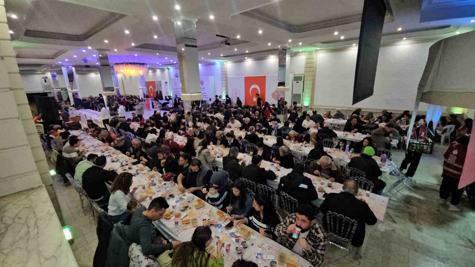 Nazilli’de vatandaşlar Vakıflar Müdürlüğü’nün iftarında buluşuyor
