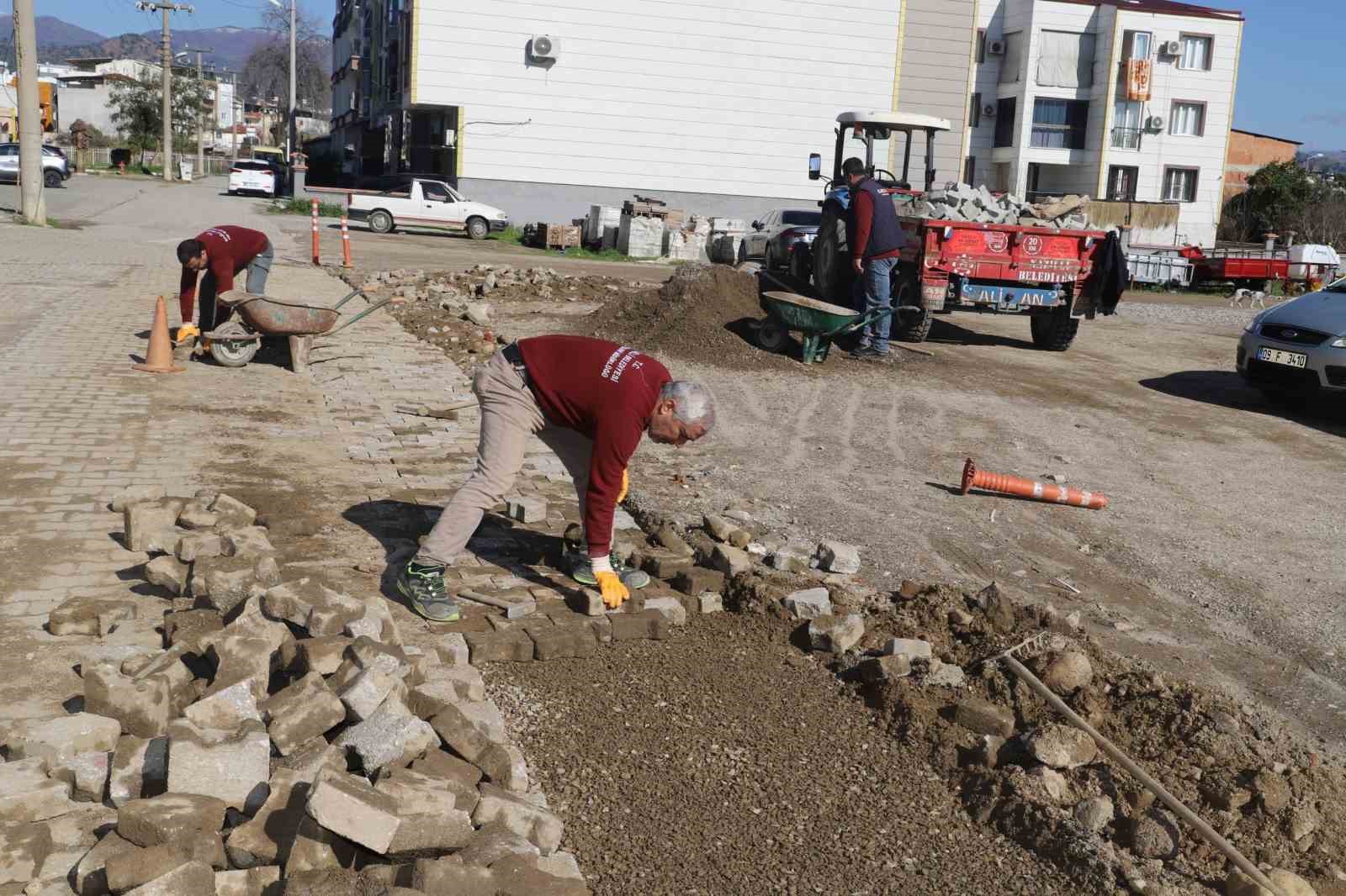 Nazilli’de yol seferberliği, bozulan parkeler yenileniyor
