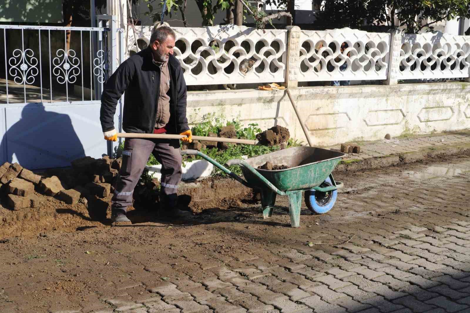 Nazilli’de yol seferberliği, bozulan parkeler yenileniyor

