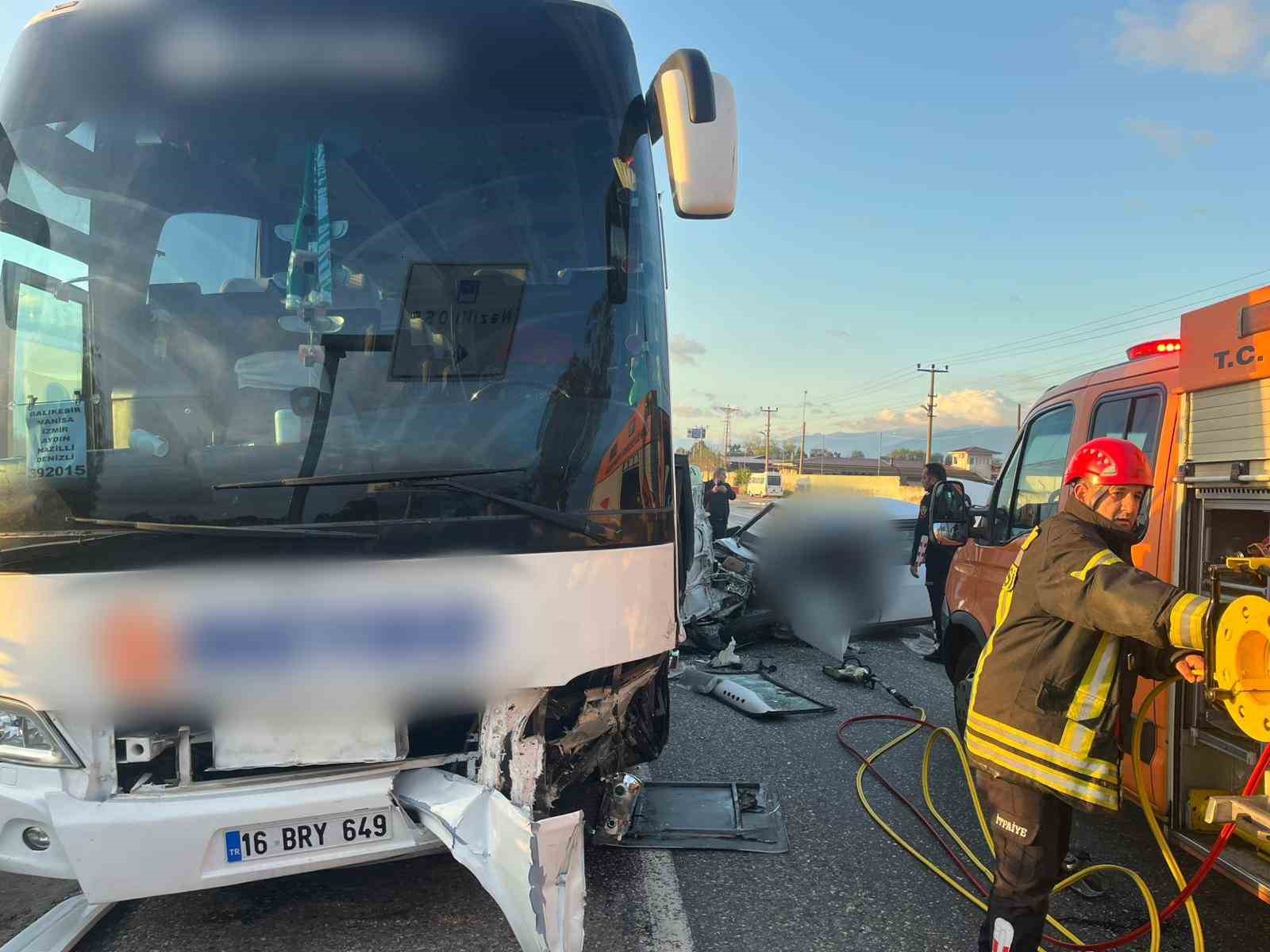 Nazilli’de yolcu otobüsü ile çarpışan otomobil sürücüsü hayatını kaybetti
