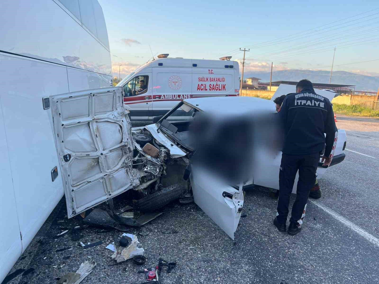 Nazilli’de yolcu otobüsü ile çarpışan otomobil sürücüsü hayatını kaybetti
