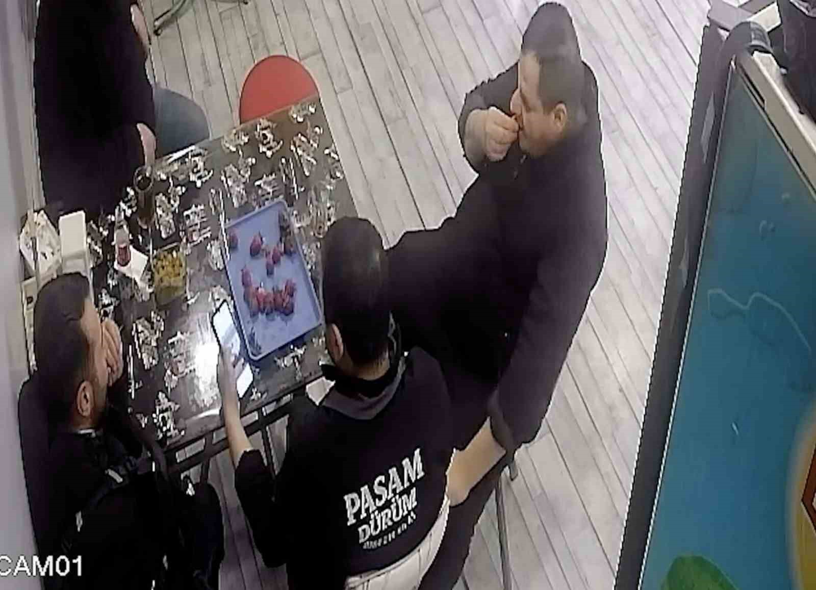 Nefes borusuna çilek takılan döner ustasını kurye kurtardı
