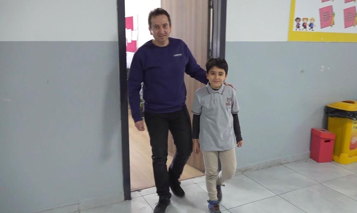 Nefes borusuna ekmek kaçan öğrencisini heimlich manevrasıyla kurtardı
