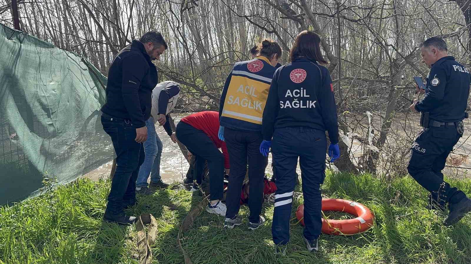 Nehre düşen kişiyi kurtarmak için zamanla yarış: Can pazarı yaşandı
