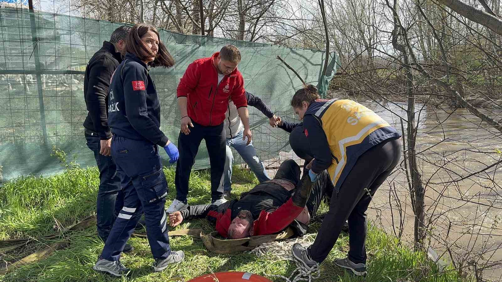 Nehre düşen kişiyi kurtarmak için zamanla yarış: Can pazarı yaşandı
