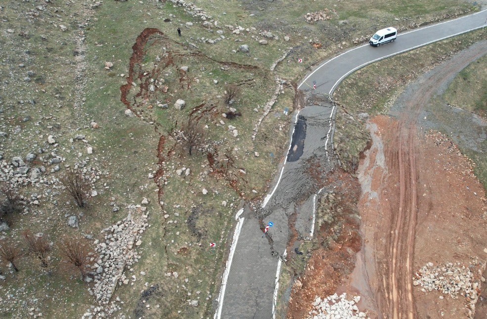 Nemrut Dağı yolunda heyelan meydana geldi
