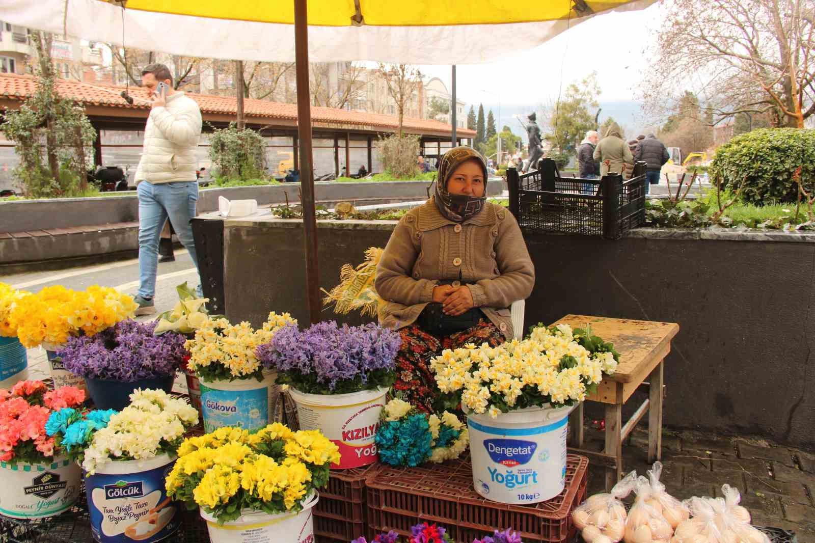Nergisler Menteşe pazarına renk katıyor
