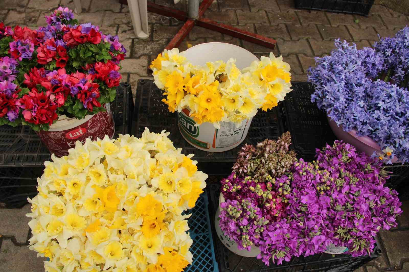Nergisler Menteşe pazarına renk katıyor
