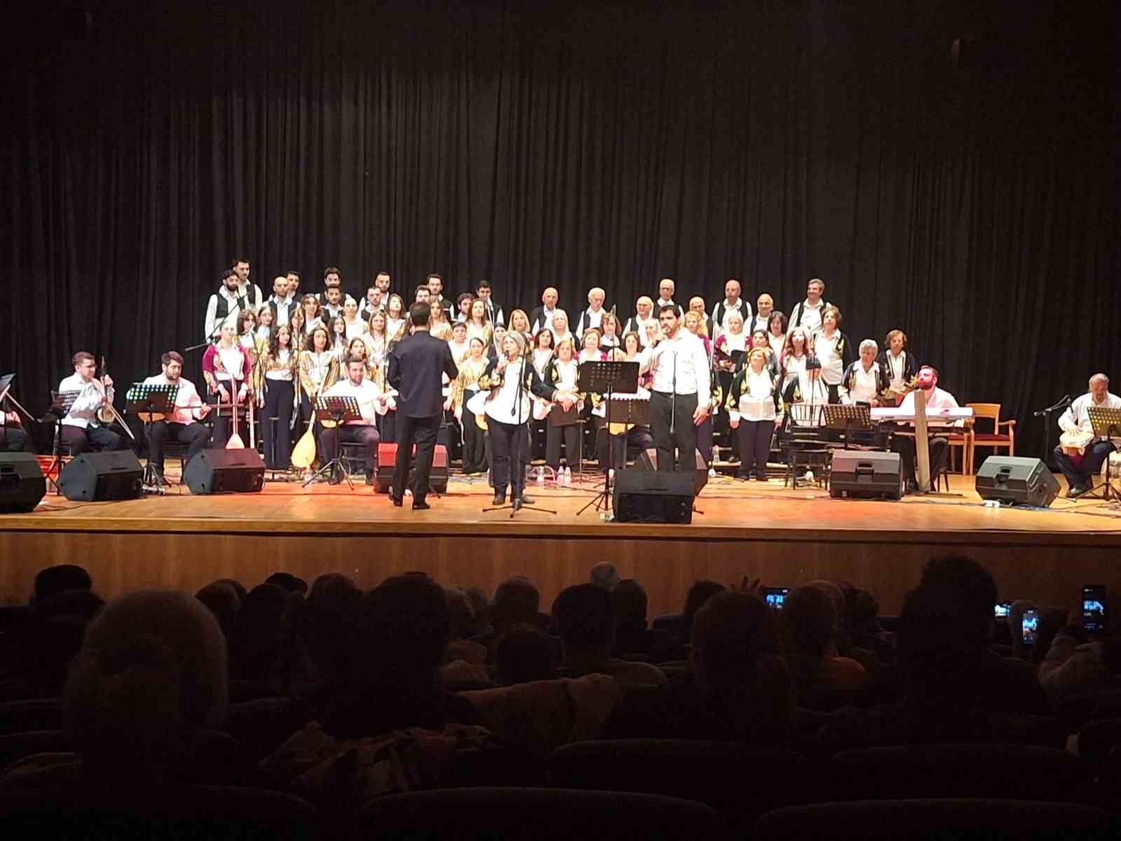 Nesilden Nesile Türküler aynı sahnede buluştu
Nesilden Nesile Türküler aynı sahnede buluştu