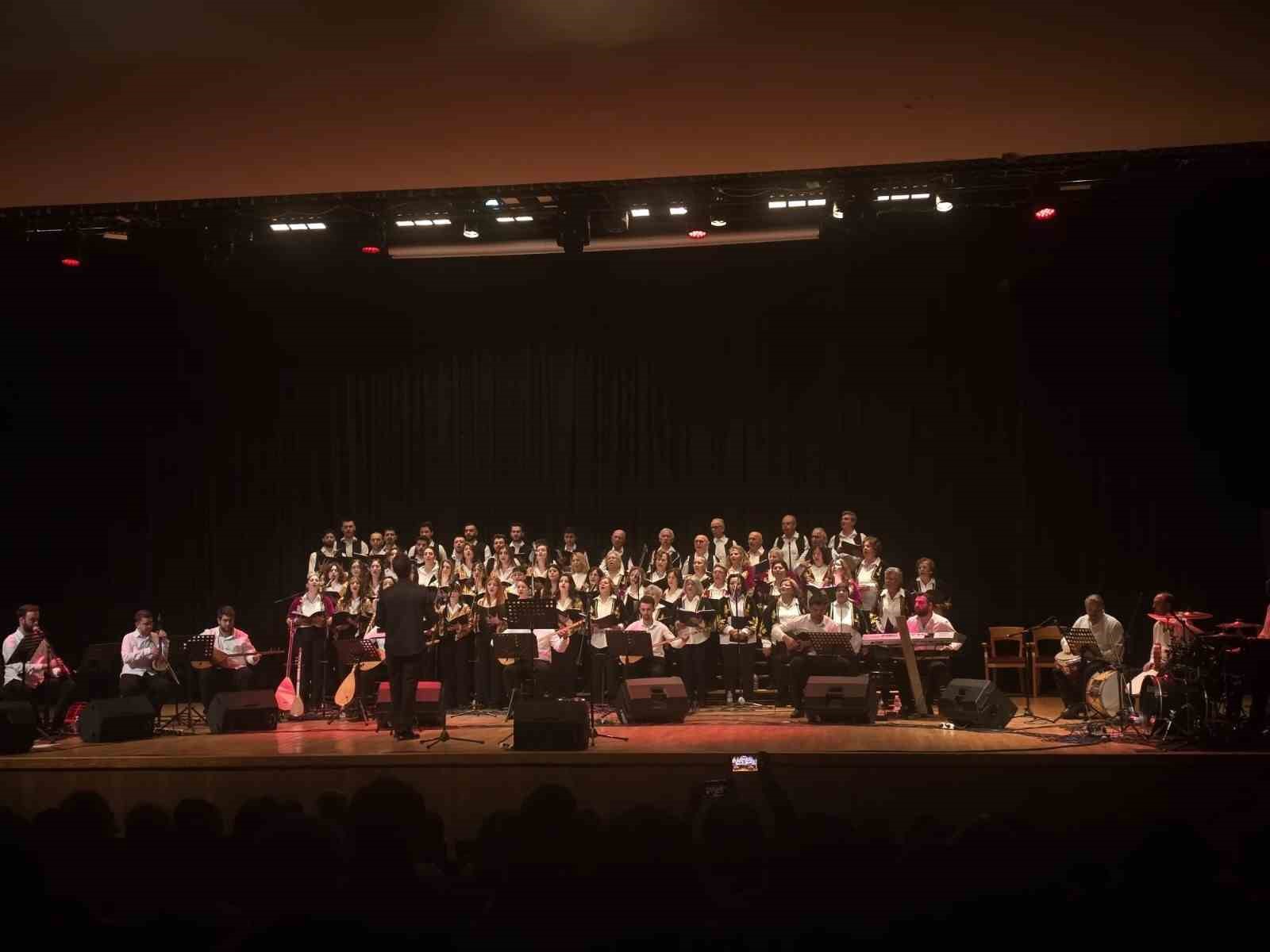 Nesilden Nesile Türküler aynı sahnede buluştu
Nesilden Nesile Türküler aynı sahnede buluştu