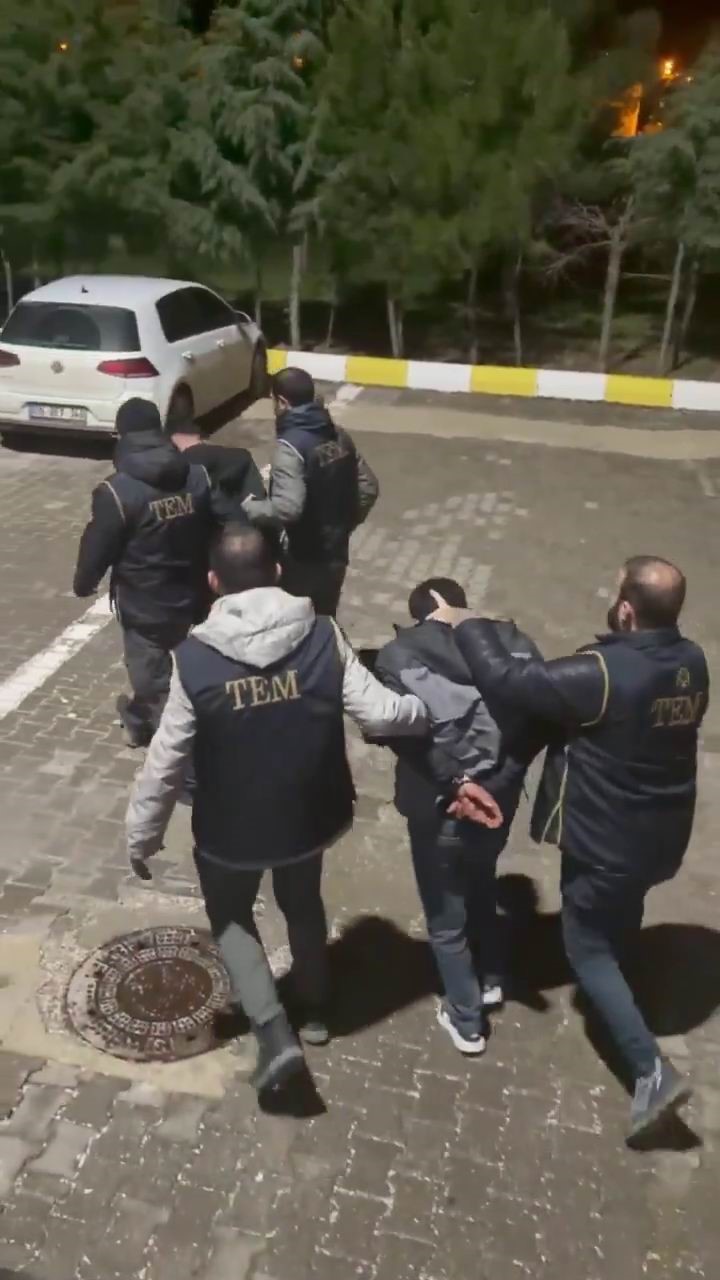 Nevruz’da teröristlerin fotoğraflarını taşıyan 6 kişi gözaltına alındı
