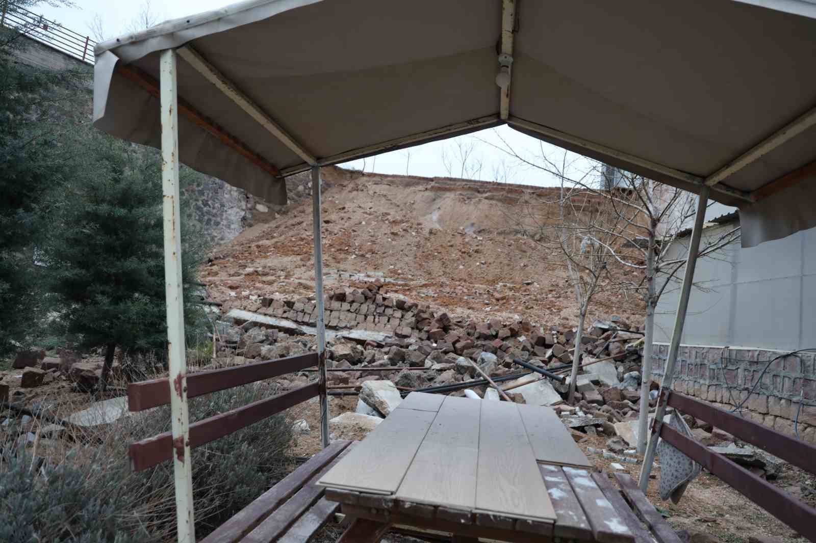 Nevşehir’de 15 metre yüksekliğindeki istinat duvarı çöktü
