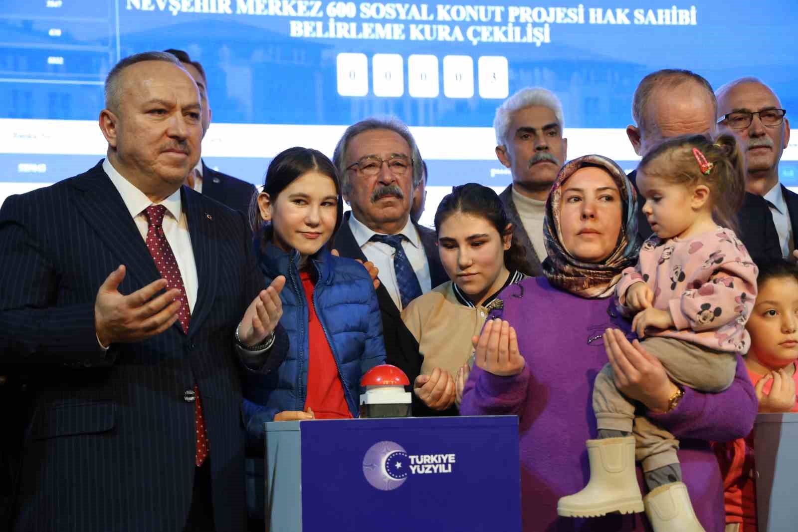 Nevşehir’de 2 bin 368 konutun kura çekilişi yapıldı
Nevşehir’de 2 bin 368 konutun kura çekilişi yapıldı