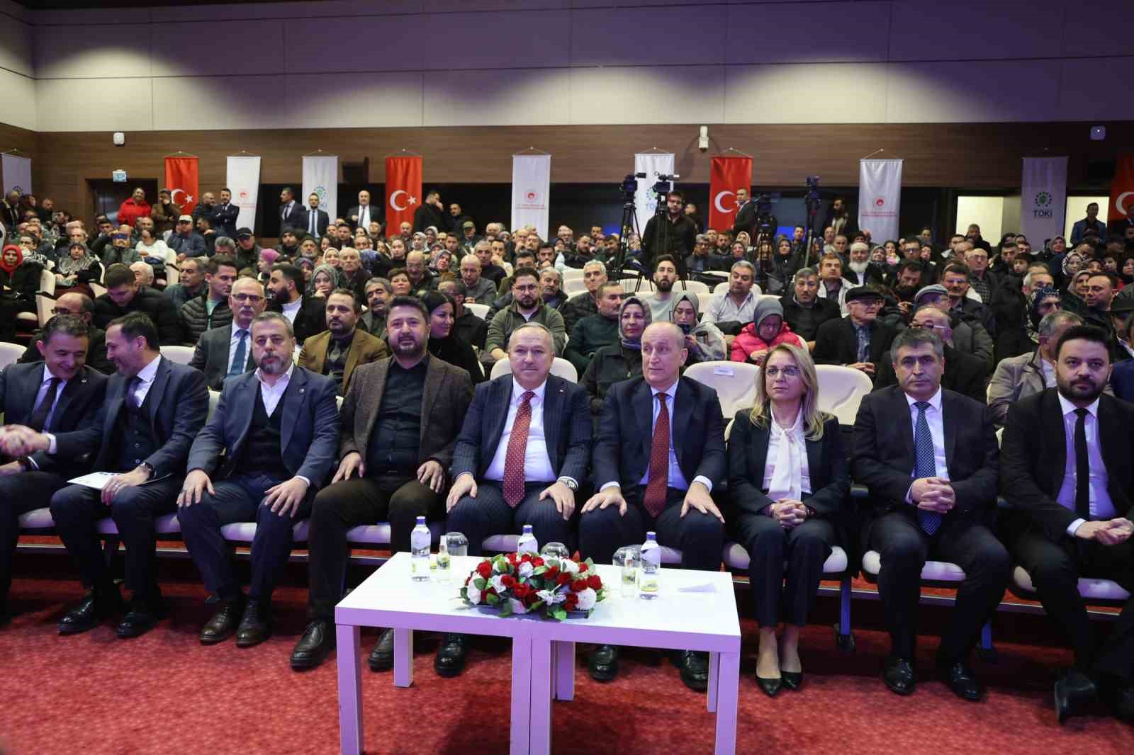 Nevşehir’de 2 bin 368 konutun kura çekilişi yapıldı
Nevşehir’de 2 bin 368 konutun kura çekilişi yapıldı