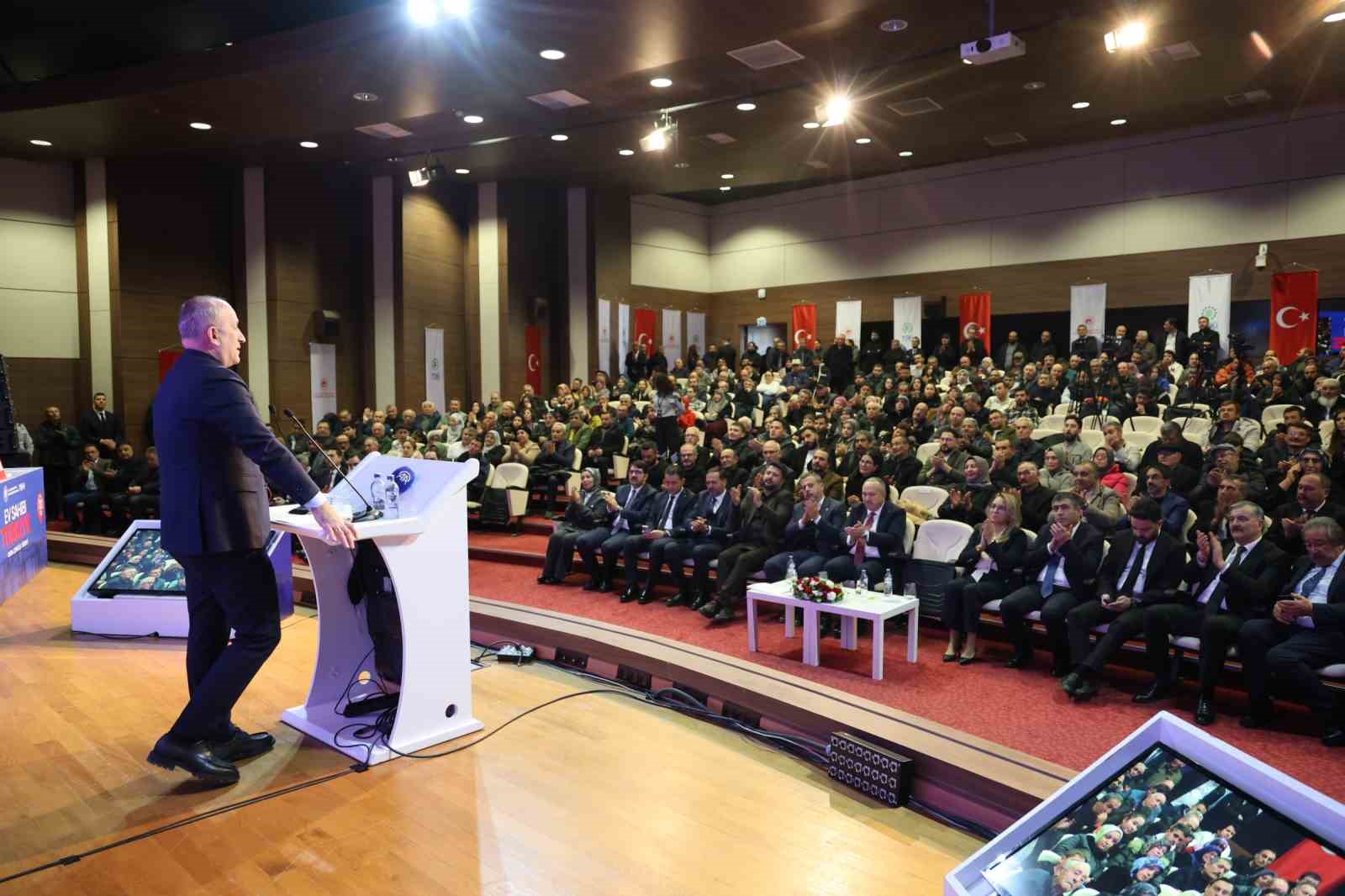 Nevşehir’de 2 bin 368 konutun kura çekilişi yapıldı
Nevşehir’de 2 bin 368 konutun kura çekilişi yapıldı