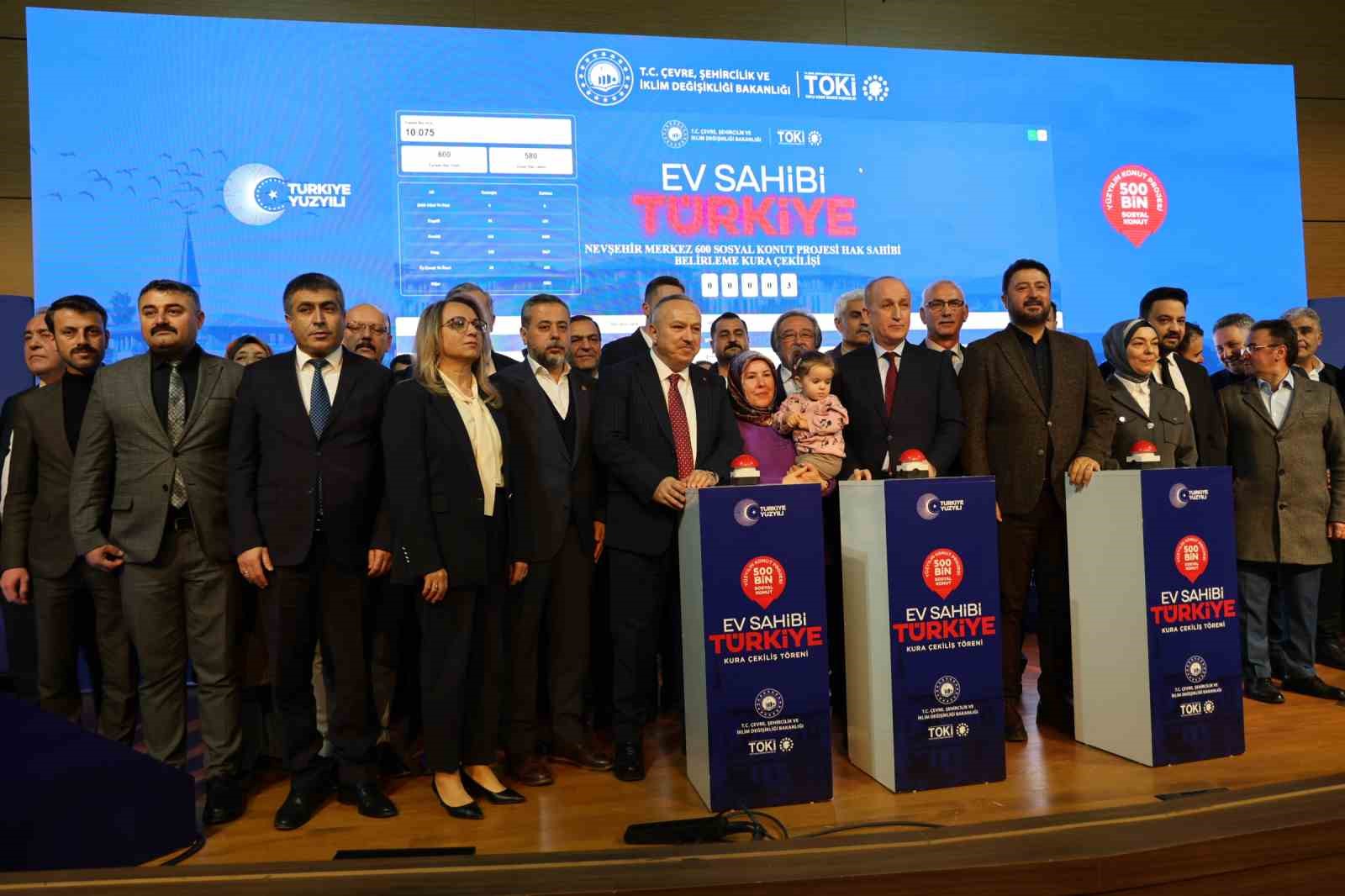 Nevşehir’de 2 bin 368 konutun kura çekilişi yapıldı
Nevşehir’de 2 bin 368 konutun kura çekilişi yapıldı