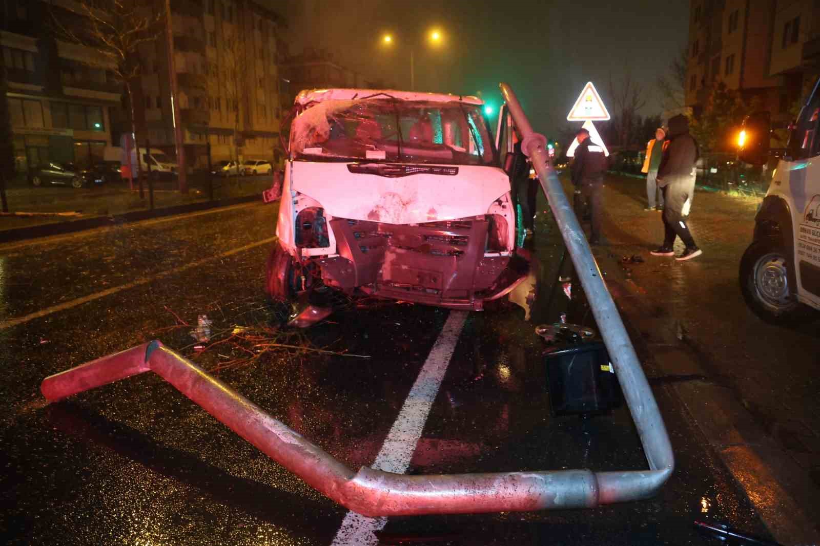Nevşehir’de kontrolden çıkan minibüs refüje çarpıp karşı şeride geçti: 1 yaralı

