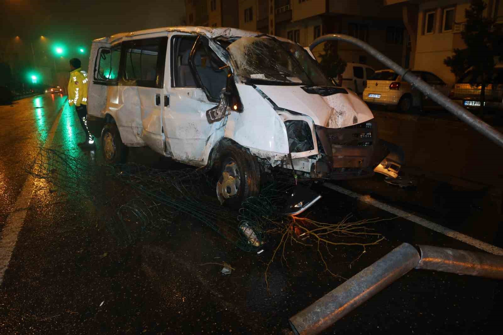 Nevşehir’de kontrolden çıkan minibüs refüje çarpıp karşı şeride geçti: 1 yaralı
