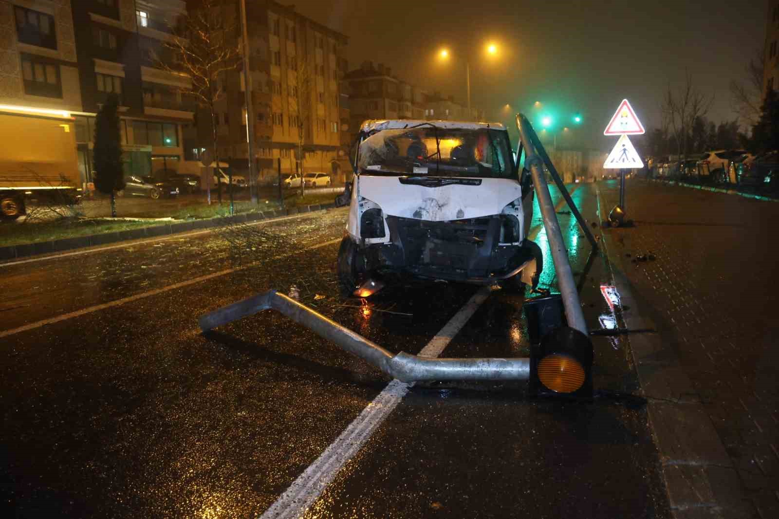 Nevşehir’de kontrolden çıkan minibüs refüje çarpıp karşı şeride geçti: 1 yaralı
