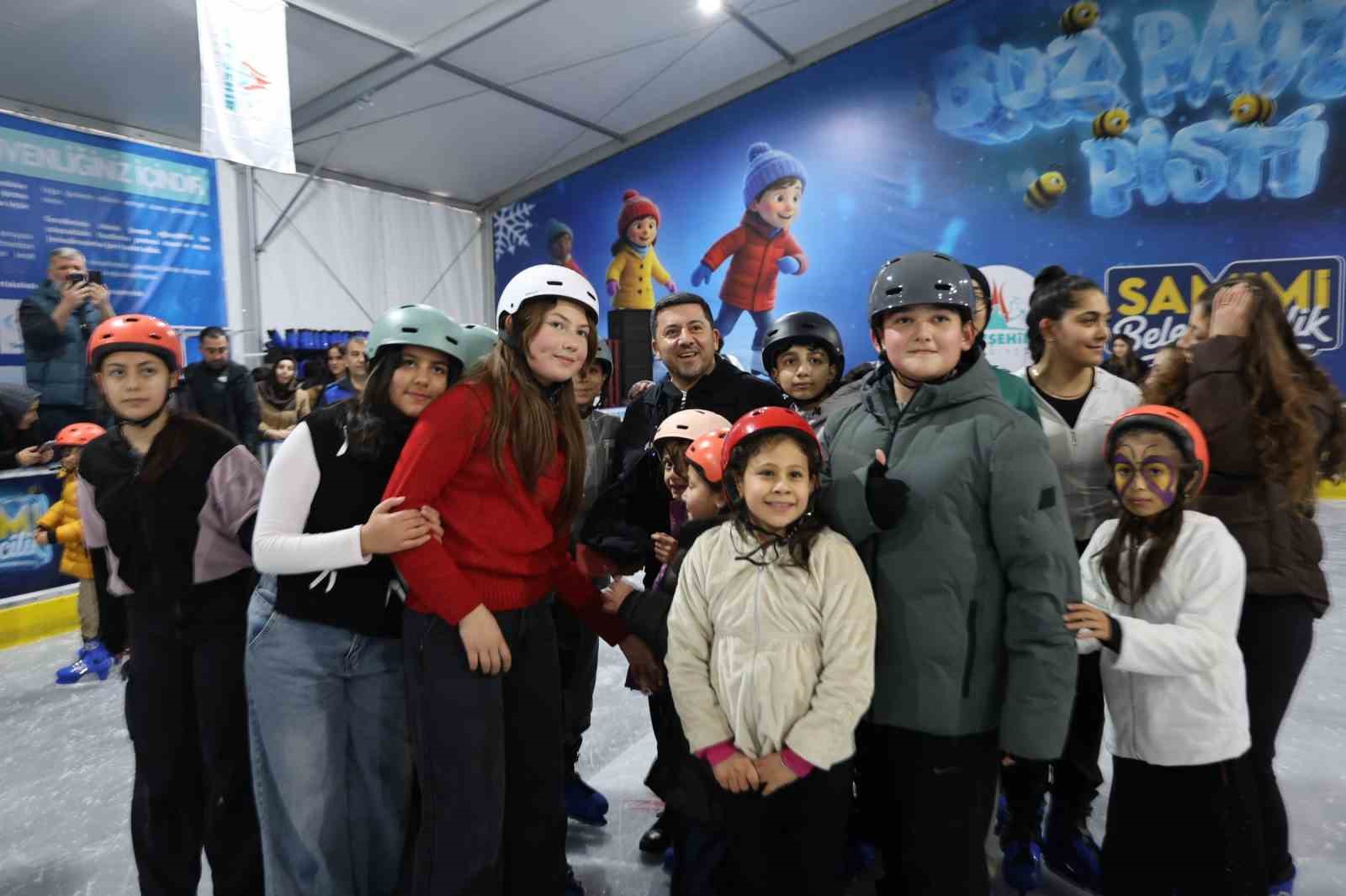 Nevşehir’de mobil buz pateni pisti hizmete açıldı
