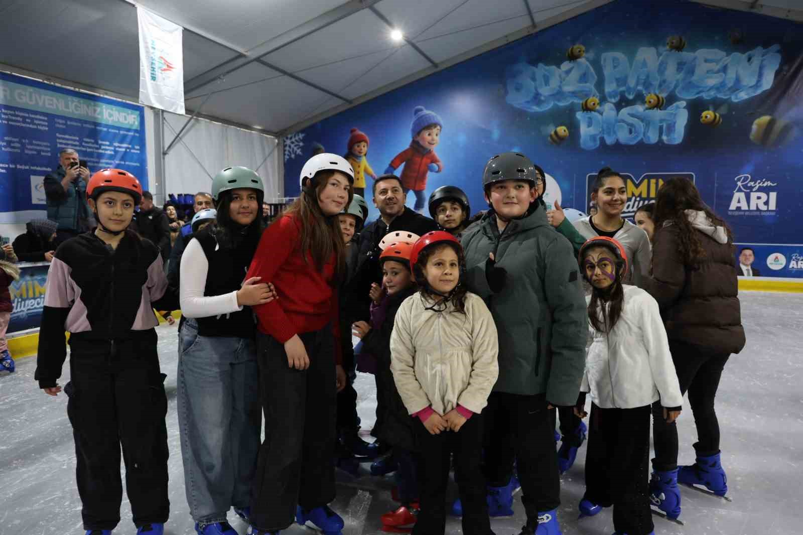 Nevşehir’de mobil buz pateni pisti hizmete açıldı
